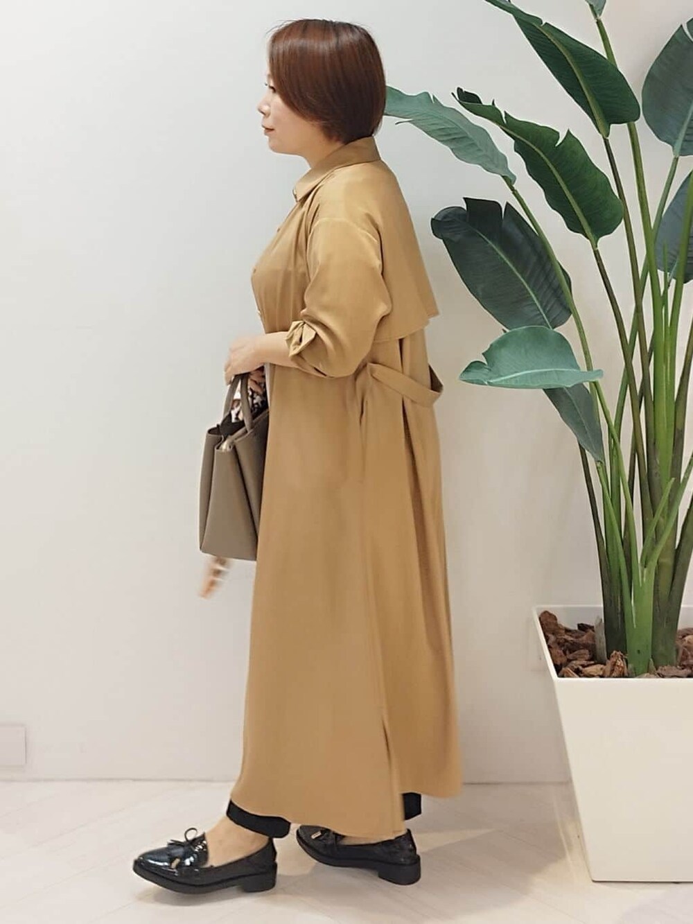 イエロー系のワンピース、ホワイト系のTシャツ/カットソー、ブラック系のその他パンツを着用したレディースの秋コーディネートの5枚目の写真