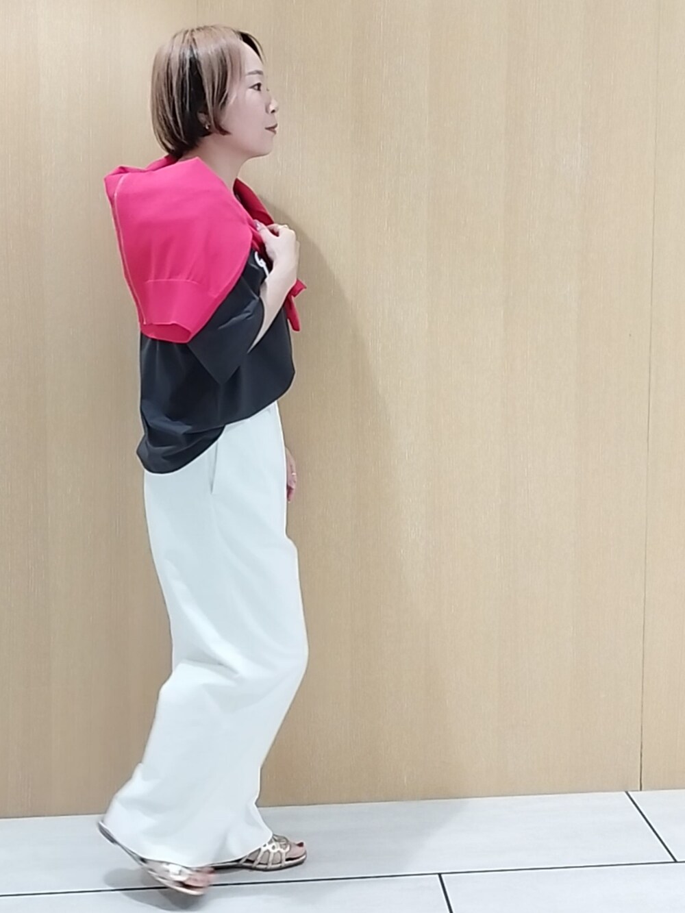 グレー系のTシャツ/カットソー、ピンク系のカーディガン/ボレロ、ホワイト系のその他パンツを着用したレディースの夏コーディネートの4枚目の写真