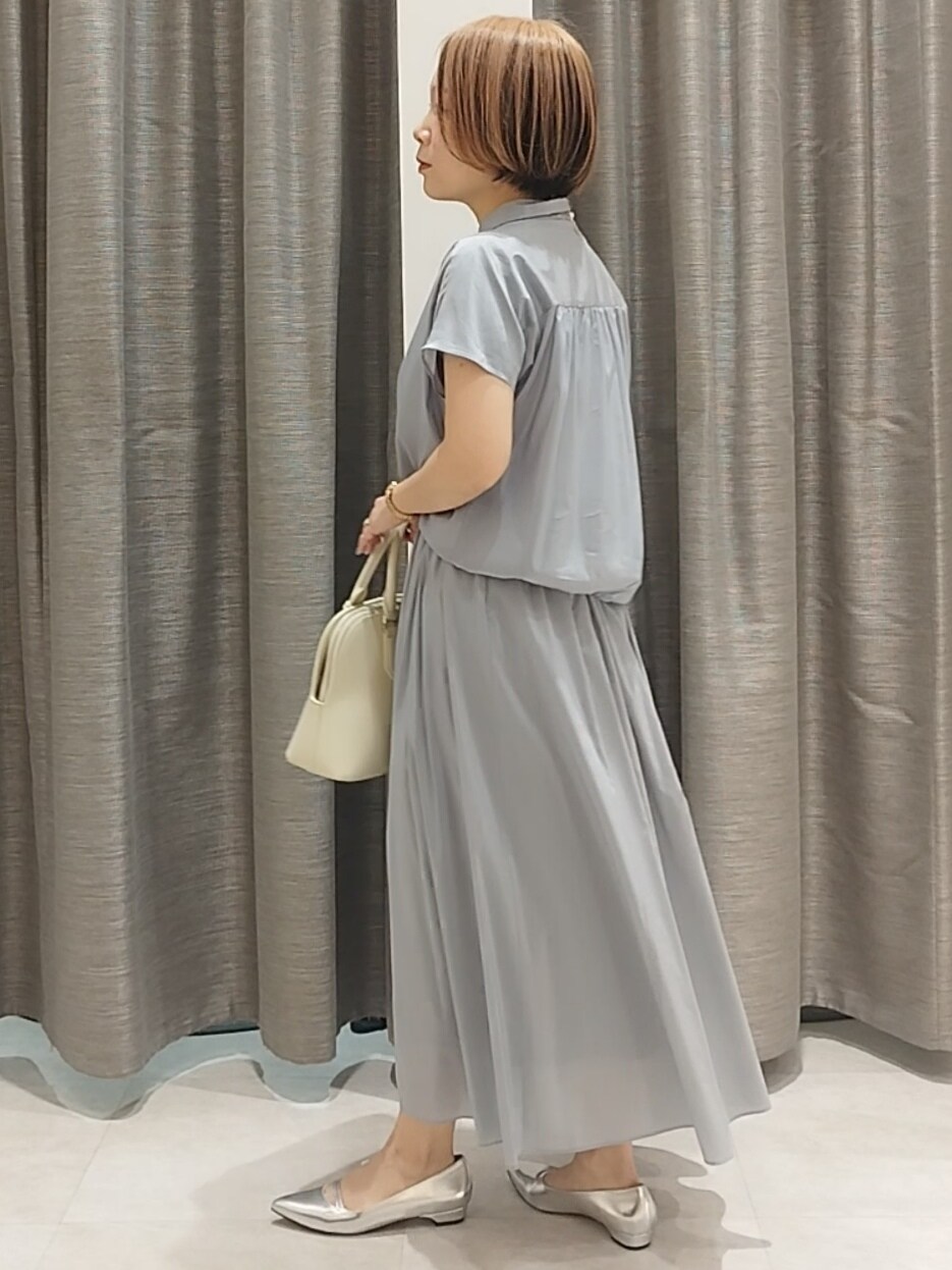 ブラック系のシャツ/ブラウス、ベージュ系のハンドバッグ、ベージュ系のトートバッグを着用したレディースの春コーディネートの4枚目の写真