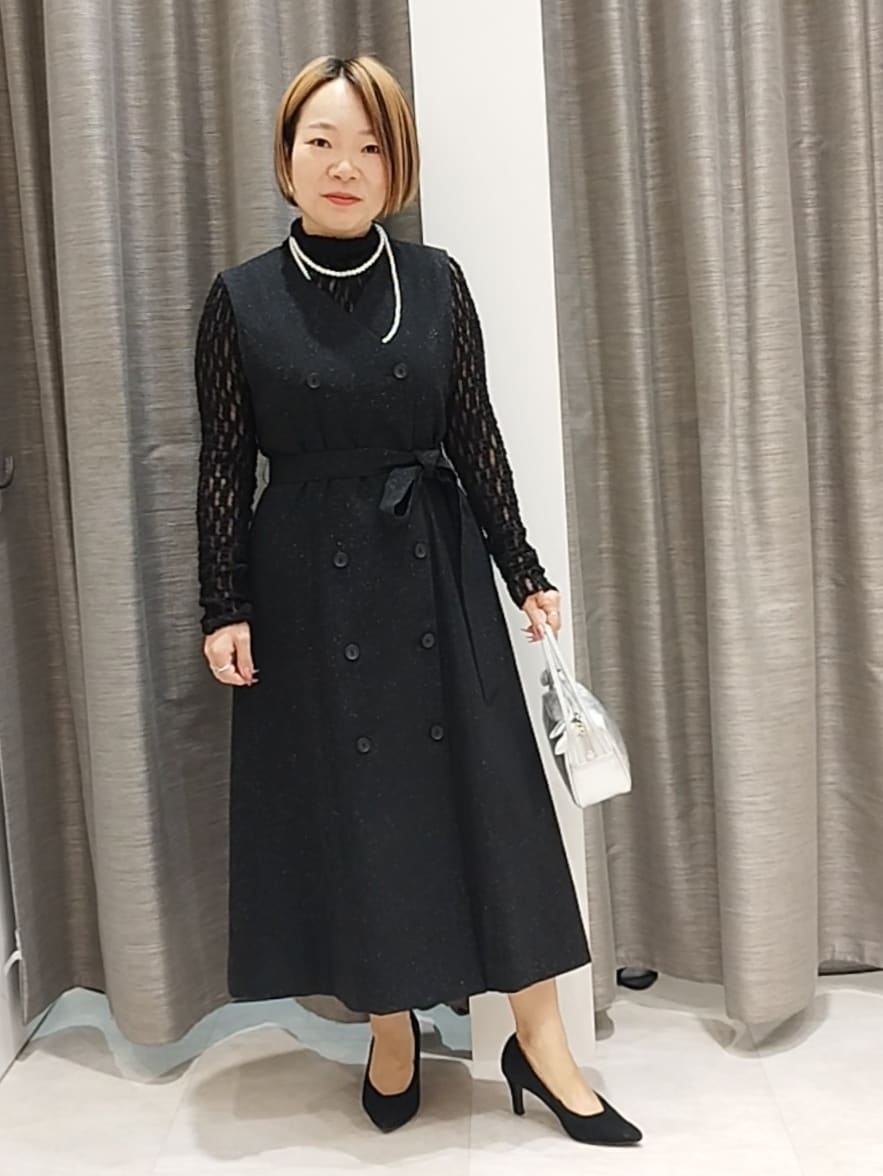 ブラック系のTシャツ/カットソー、シルバー系のショルダーバッグ、シルバー系のネックレスを着用したレディースの秋コーディネートの2枚目の写真