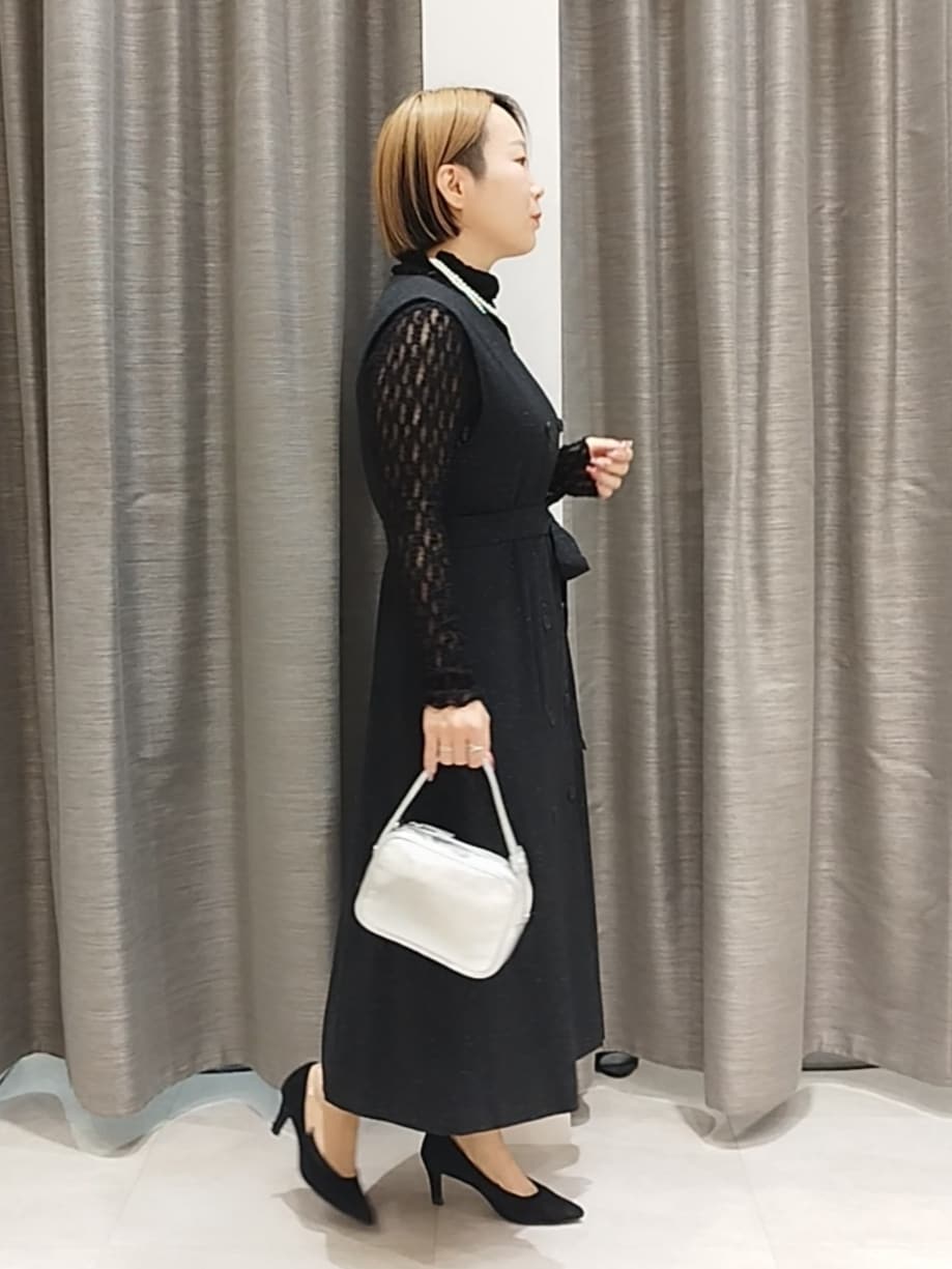 ブラック系のTシャツ/カットソー、シルバー系のショルダーバッグ、シルバー系のネックレスを着用したレディースの秋コーディネートの5枚目の写真