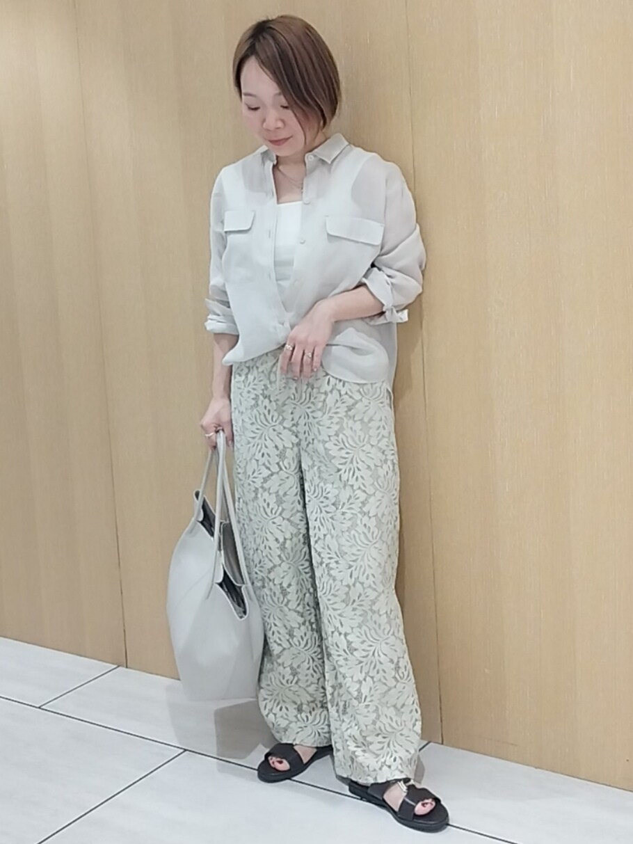 ベージュ系のシャツ/ブラウス、ホワイト系のタンクトップ、グリーン系のその他パンツを着用したレディースの夏コーディネートの4枚目の写真