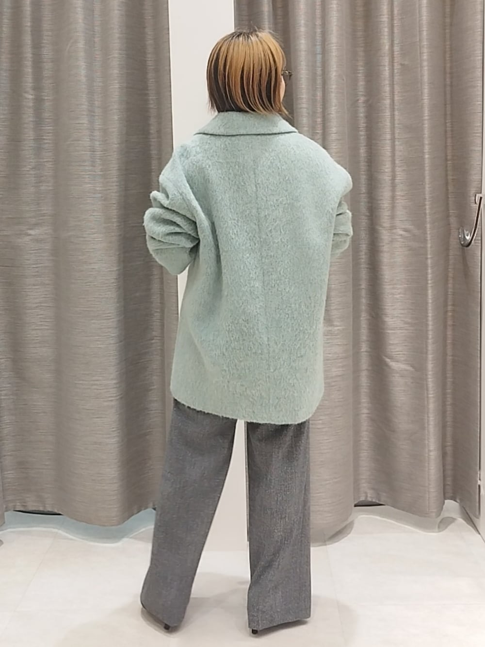 ブラック系のニット/セーター、グレー系のその他パンツ、ゴールド系のネックレスを着用したレディースの秋コーディネートの5枚目の写真
