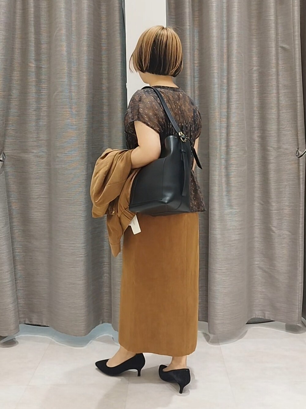 ブラウン系のシャツ/ブラウス、イエロー系のスカート、イエロー系のブルゾンを着用したレディースの秋コーディネートの4枚目の写真