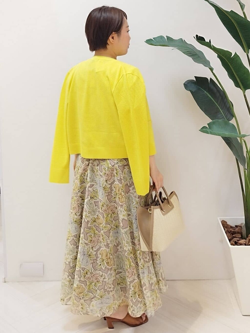 ベージュ系のテーラードジャケット、ホワイト系のTシャツ/カットソー、ベージュ系のその他パンツを着用したレディースの春コーディネートの5枚目の写真