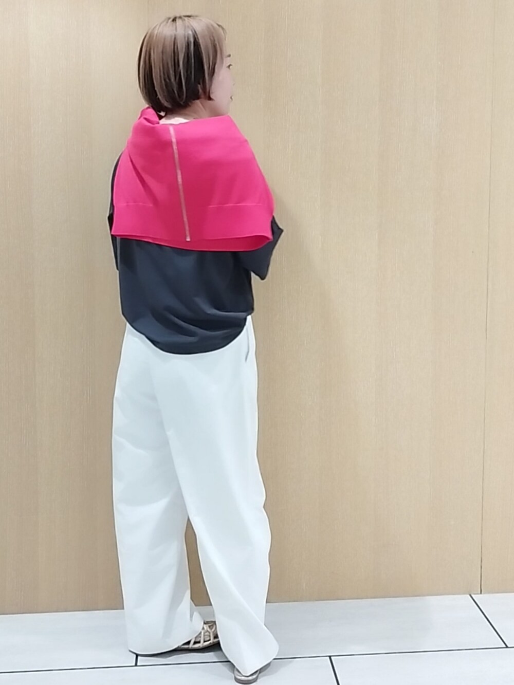 グレー系のTシャツ/カットソー、ピンク系のカーディガン/ボレロ、ホワイト系のその他パンツを着用したレディースの夏コーディネートの7枚目の写真