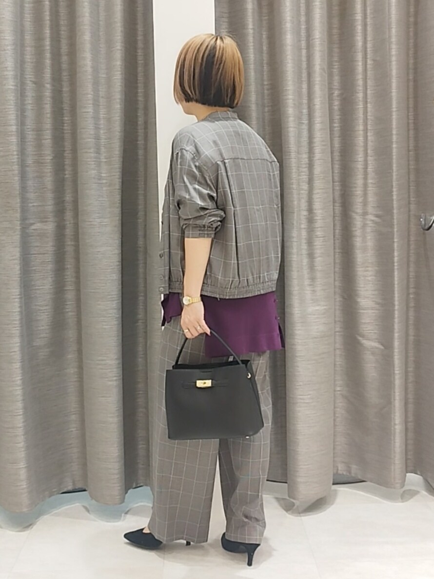ブラック系のニット/セーター、ブラウン系のその他パンツ、パープル系のカーディガン/ボレロを着用したレディースの秋コーディネートの6枚目の写真