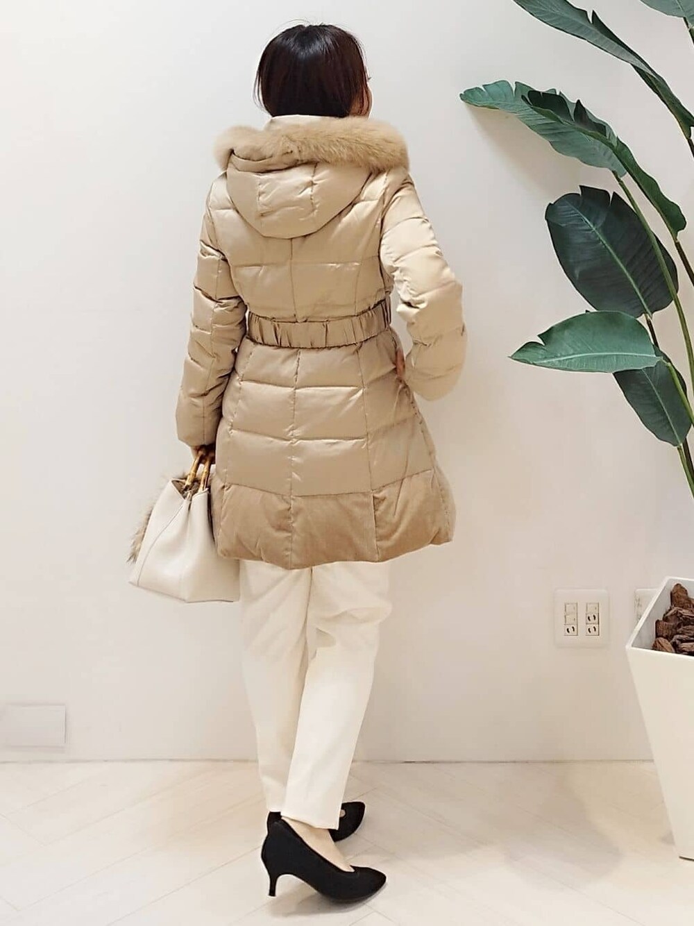 ベージュ系のダウンジャケット/コート、ホワイト系のその他パンツ、ホワイト系のトートバッグを着用したレディースの冬コーディネートの7枚目の写真