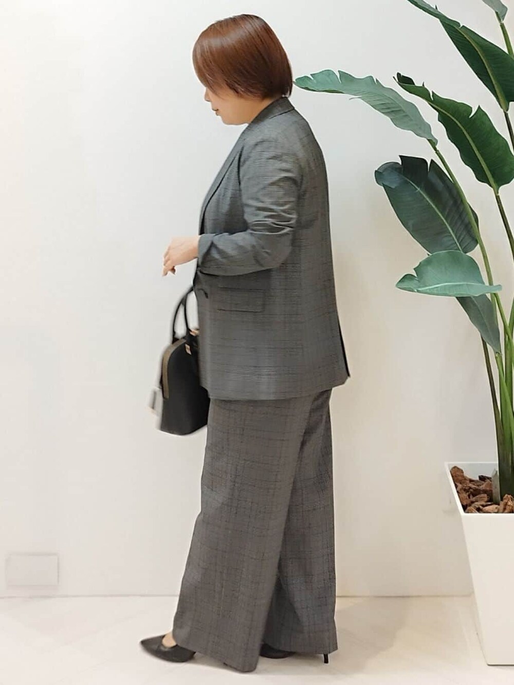ブラック系のテーラードジャケット、ホワイト系のTシャツ/カットソー、ブラック系のその他パンツを着用したレディースの秋コーディネートの3枚目の写真
