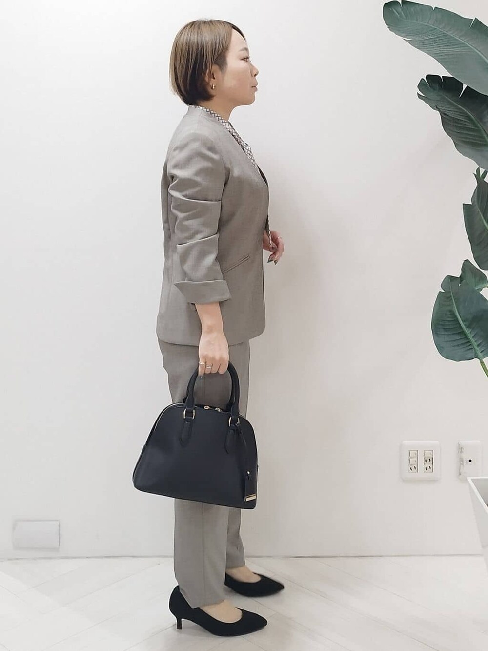 ベージュ系のノーカラージャケット、ホワイト系のシャツ/ブラウス、ベージュ系のその他パンツを着用したレディースの冬コーディネートの3枚目の写真