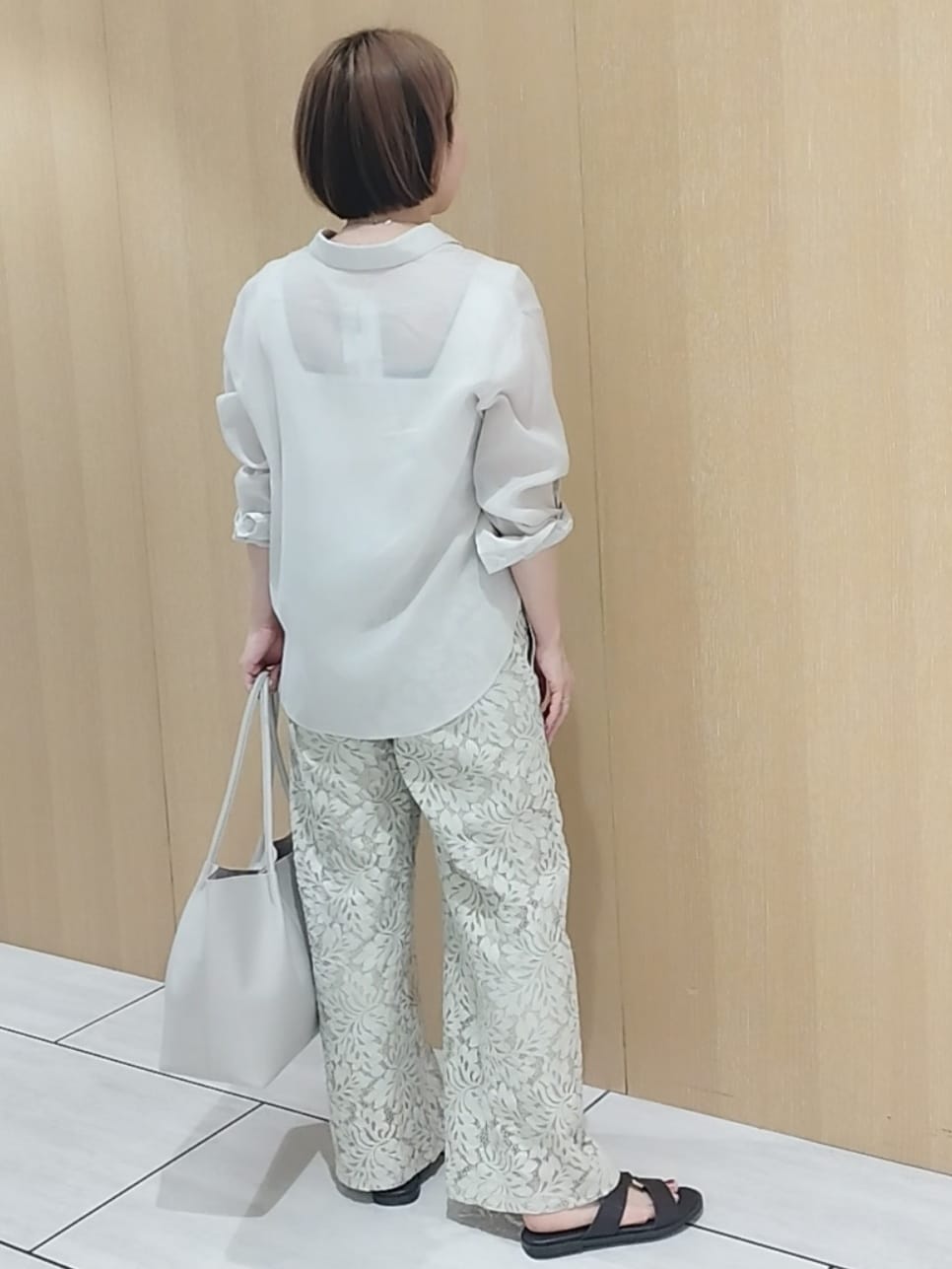 ベージュ系のシャツ/ブラウス、ホワイト系のタンクトップ、グリーン系のその他パンツを着用したレディースの夏コーディネートの7枚目の写真