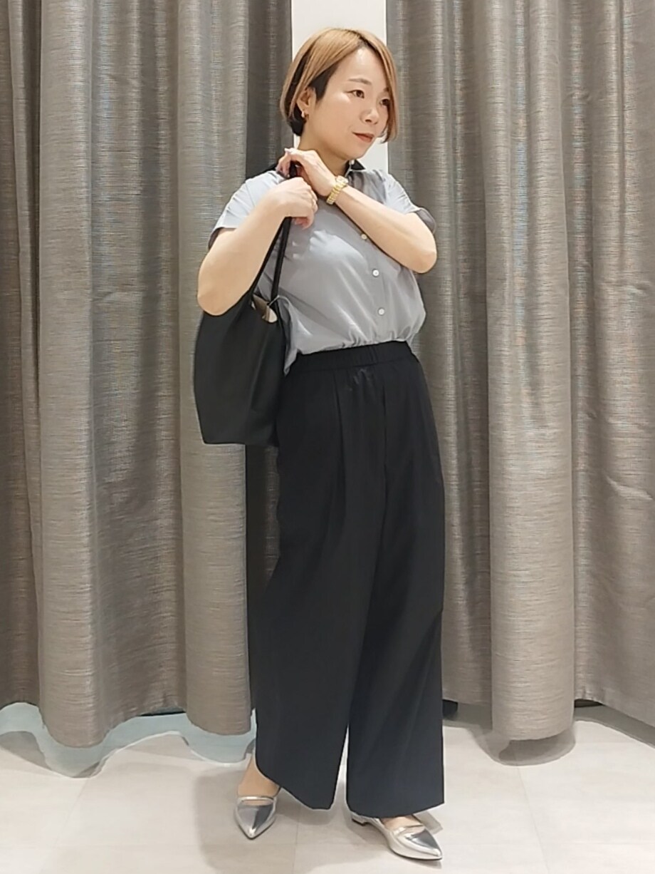 シルバー系のその他シューズ、ブルー系のシャツ/ブラウス、ブラック系のトートバッグを着用したレディースの春コーディネートの4枚目の写真