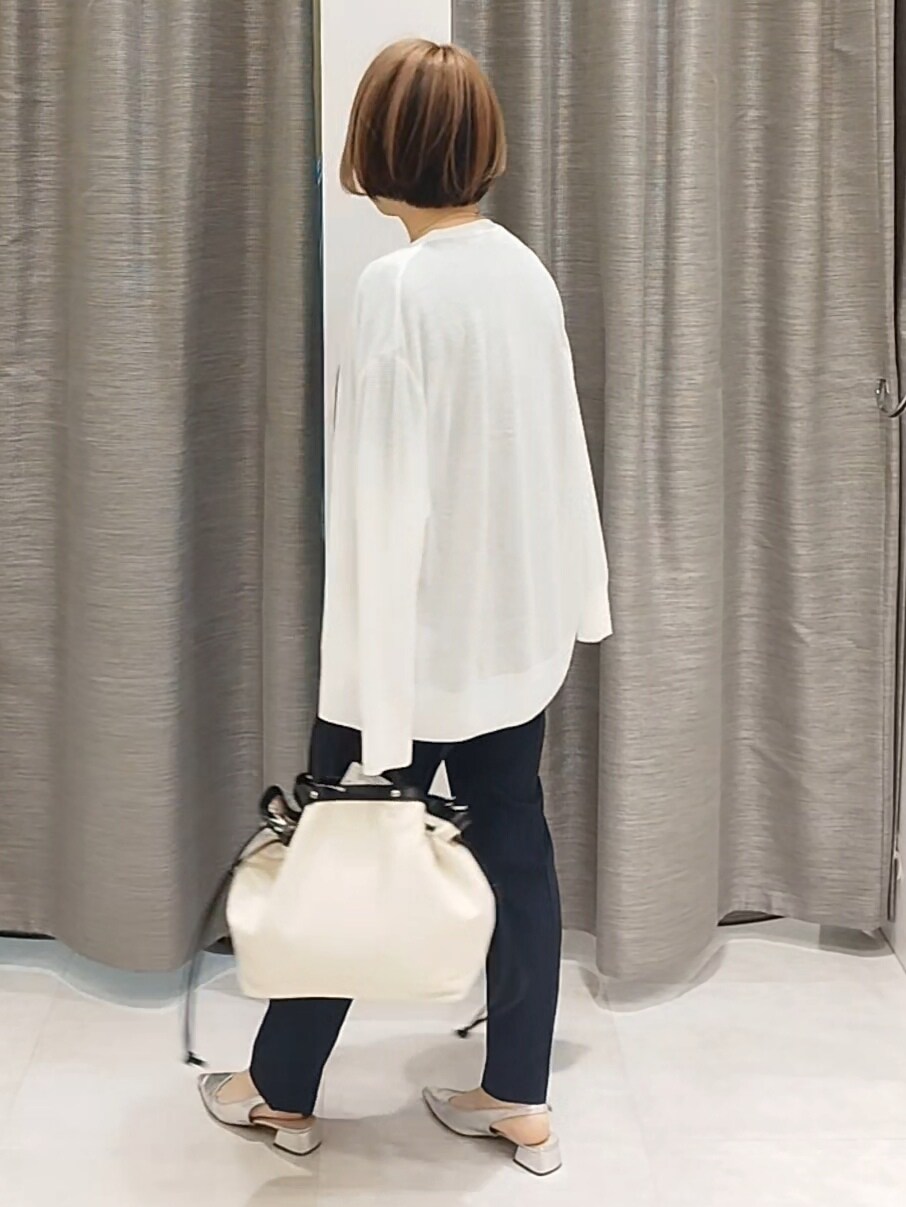 ホワイト系のカーディガン/ボレロ、ブルー系のシャツ/ブラウス、ブルー系のその他パンツを着用したレディースの夏コーディネートの6枚目の写真