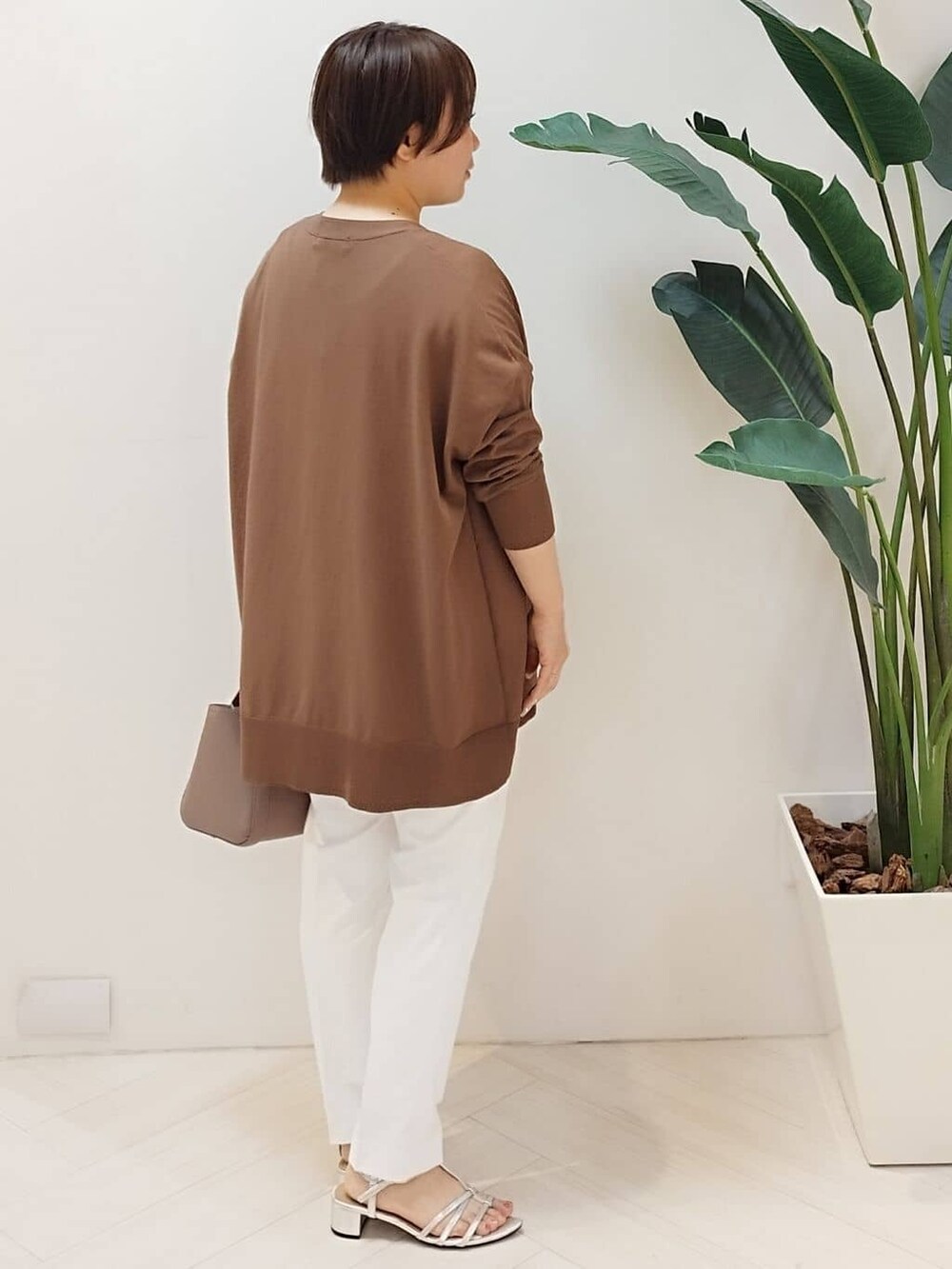 ブラウン系のカーディガン/ボレロ、イエロー系のシャツ/ブラウス、ホワイト系のその他パンツを着用したレディースの春コーディネートの5枚目の写真