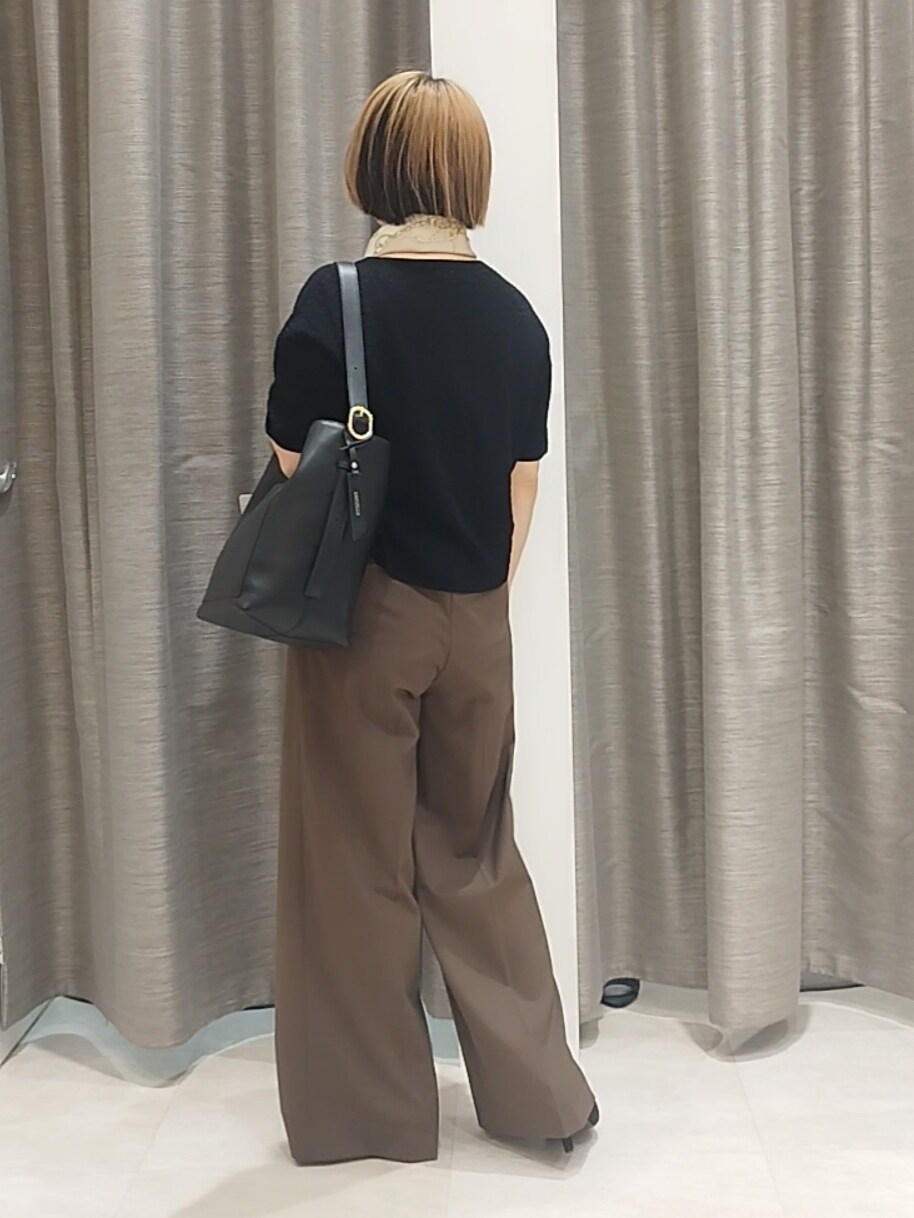 ブラック系のニット/セーター、ブラウン系のその他パンツを着用したレディースの秋コーディネートの10枚目の写真