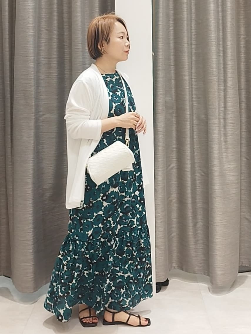 ホワイト系のカーディガン/ボレロ、ホワイト系のショルダーバッグを着用したレディースの春コーディネートの2枚目の写真