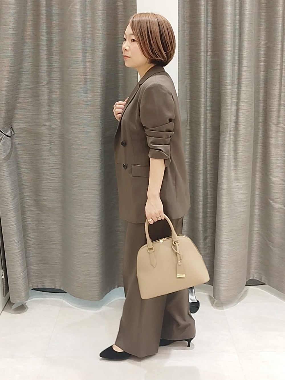 ホワイト系のシャツ/ブラウス、ブラウン系のハンドバッグ、ブラウン系のその他パンツを着用したレディースの春コーディネートの4枚目の写真