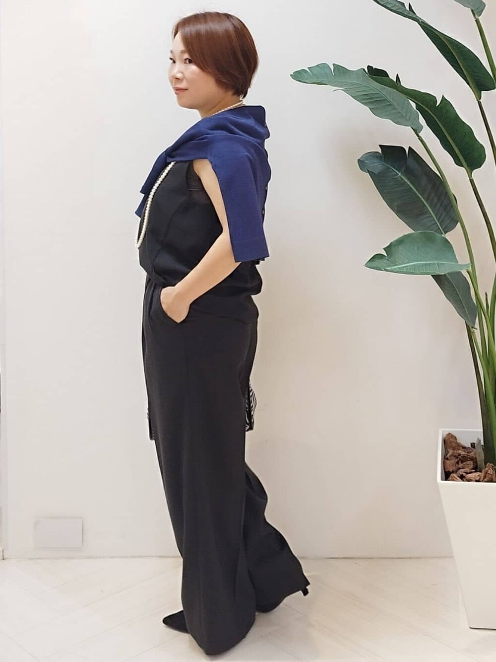 ブラック系のシャツ/ブラウス、グレー系のTシャツ/カットソー、ブラック系のその他パンツを着用したレディースの秋コーディネートの2枚目の写真