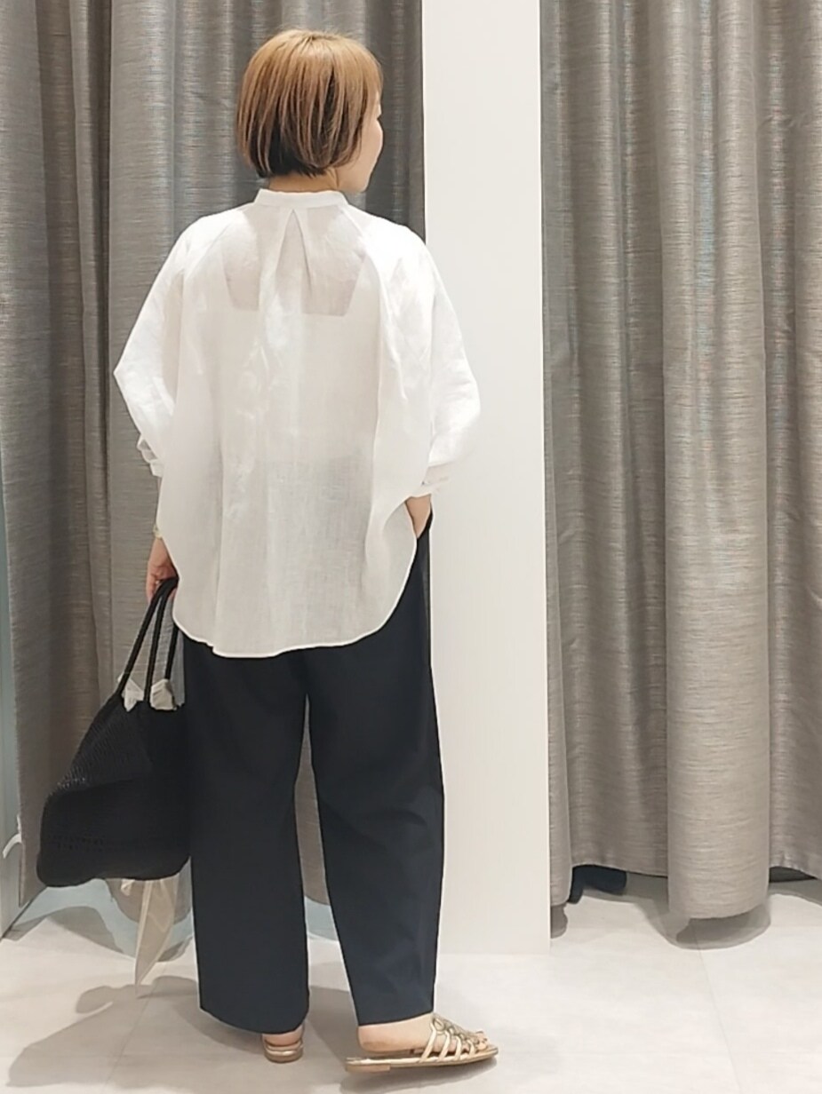 ブラック系のトートバッグ、ブラック系のその他パンツ、グレー系のバンダナ/スカーフを着用したレディースの春コーディネートの6枚目の写真