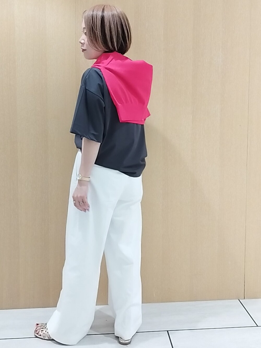 グレー系のTシャツ/カットソー、ピンク系のカーディガン/ボレロ、ホワイト系のその他パンツを着用したレディースの夏コーディネートの6枚目の写真