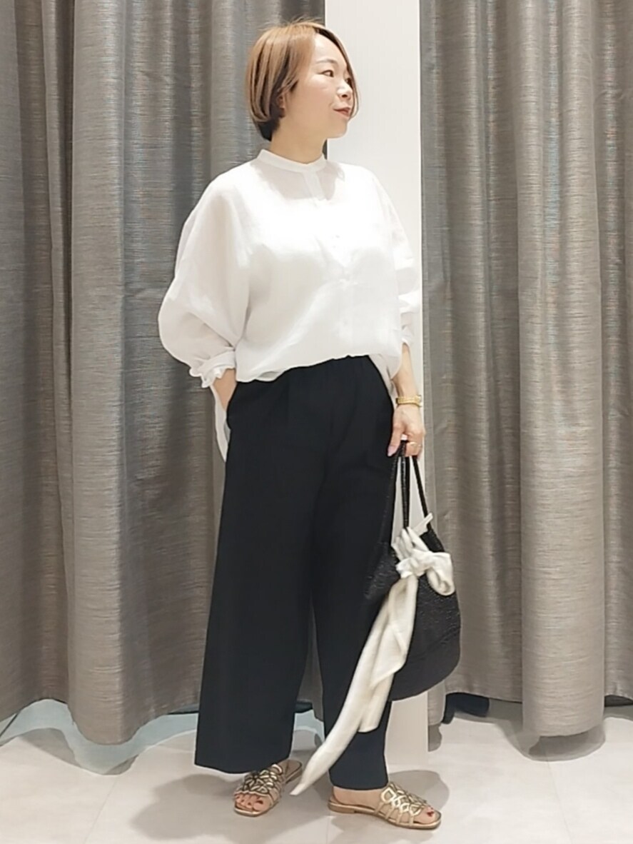 ブラック系のトートバッグ、ブラック系のその他パンツ、グレー系のバンダナ/スカーフを着用したレディースの春コーディネートの3枚目の写真