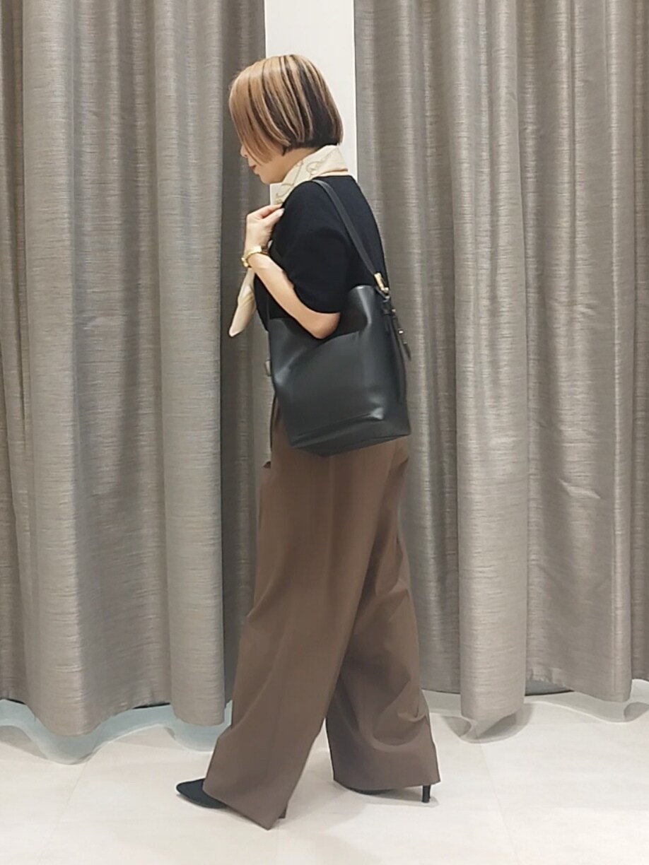 ブラック系のニット/セーター、ブラウン系のその他パンツを着用したレディースの秋コーディネートの5枚目の写真