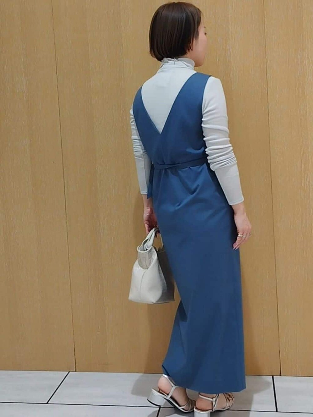 ブルー系のワンピース、グレー系のTシャツ/カットソーを着用したレディースの春コーディネートの7枚目の写真