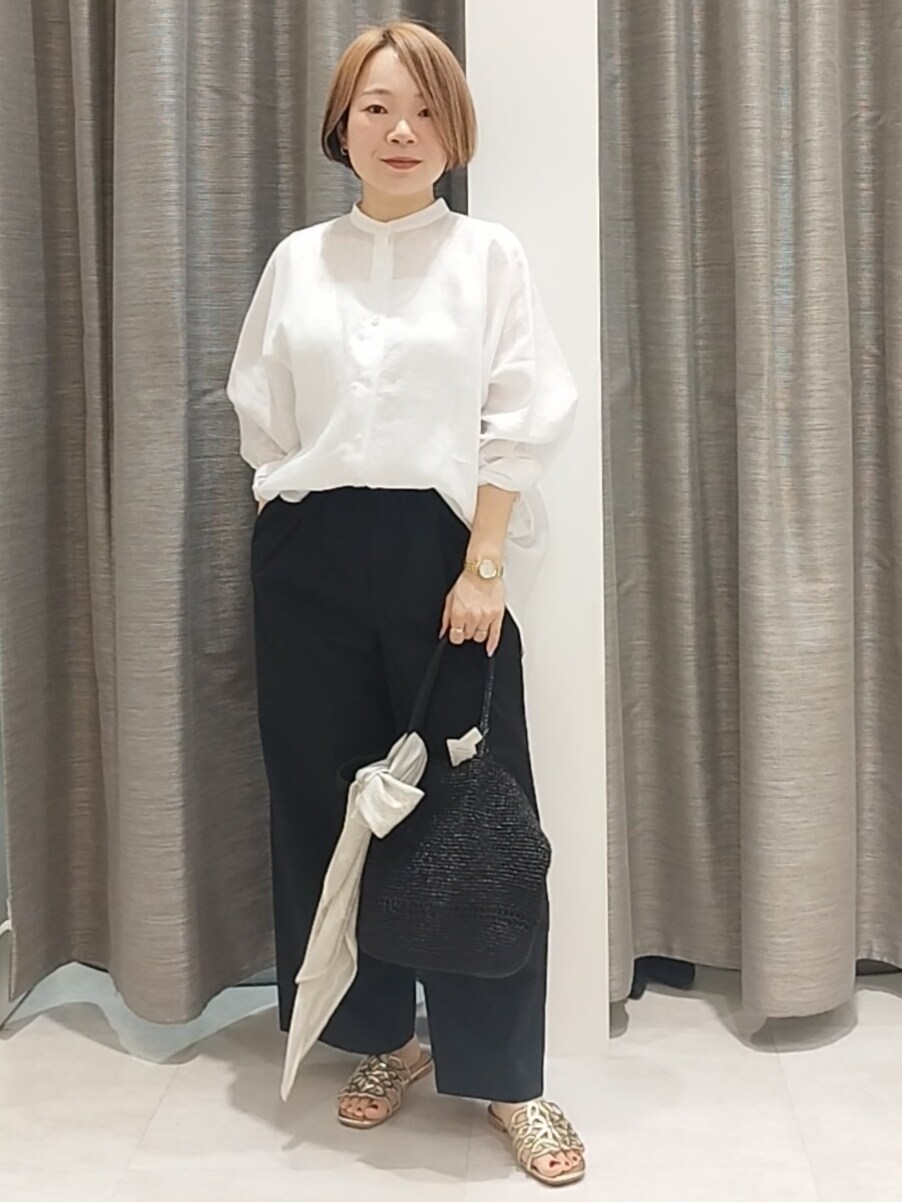 ブラック系のトートバッグ、ブラック系のその他パンツ、グレー系のバンダナ/スカーフを着用したレディースの春コーディネートの2枚目の写真