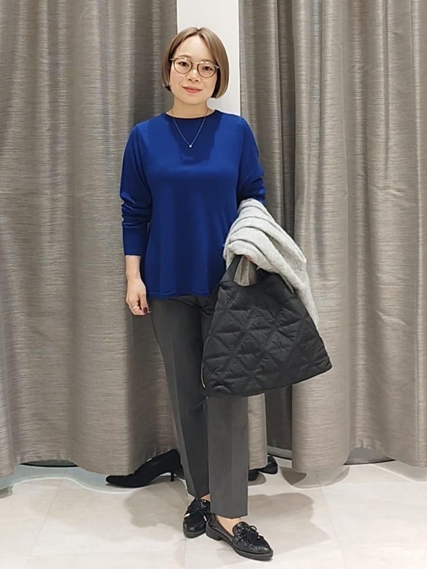 ブルー系のニット/セーター、グレー系のその他パンツ、グレー系のカーディガン/ボレロを着用したレディースの秋コーディネートの2枚目の写真