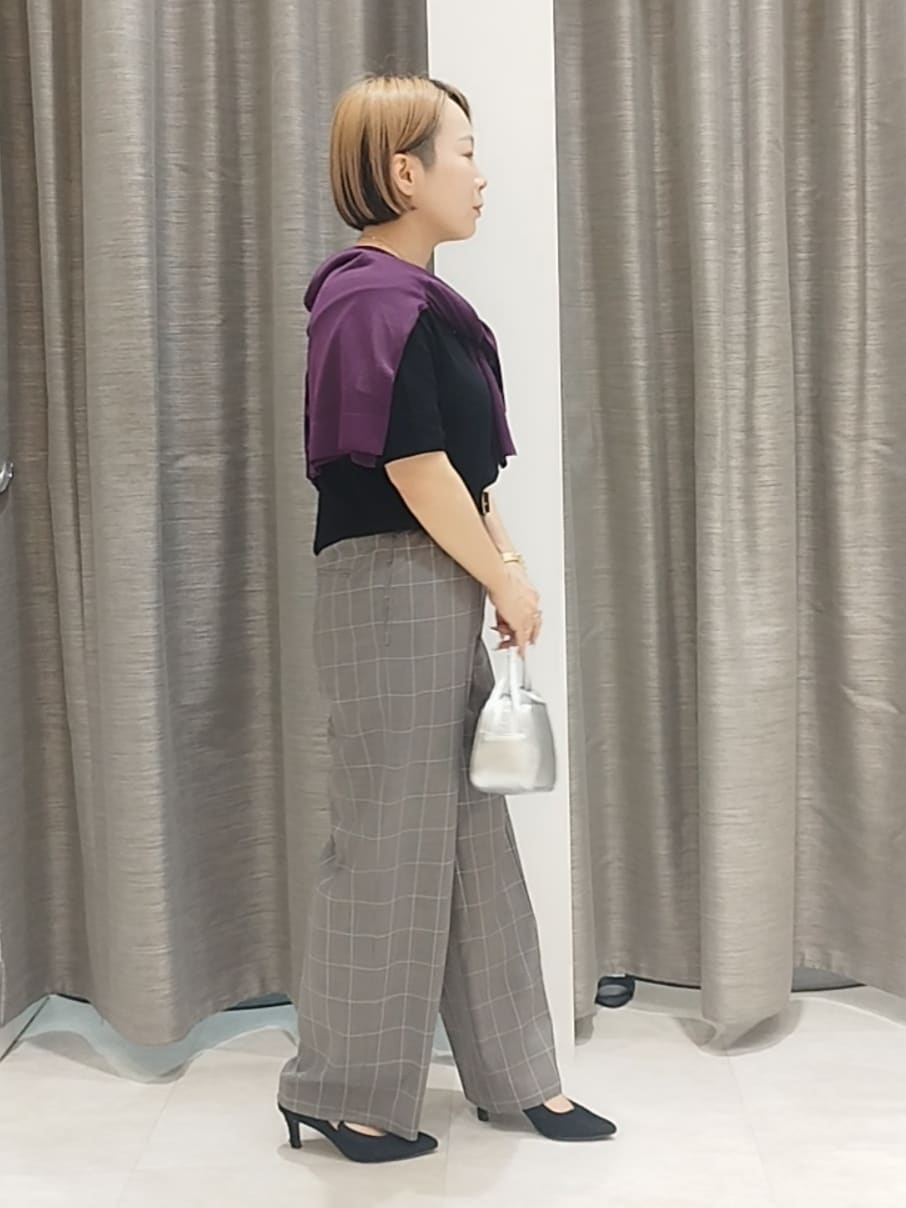 ブラック系のニット/セーター、パープル系のカーディガン/ボレロ、ブラウン系のその他パンツを着用したレディースの秋コーディネートの4枚目の写真