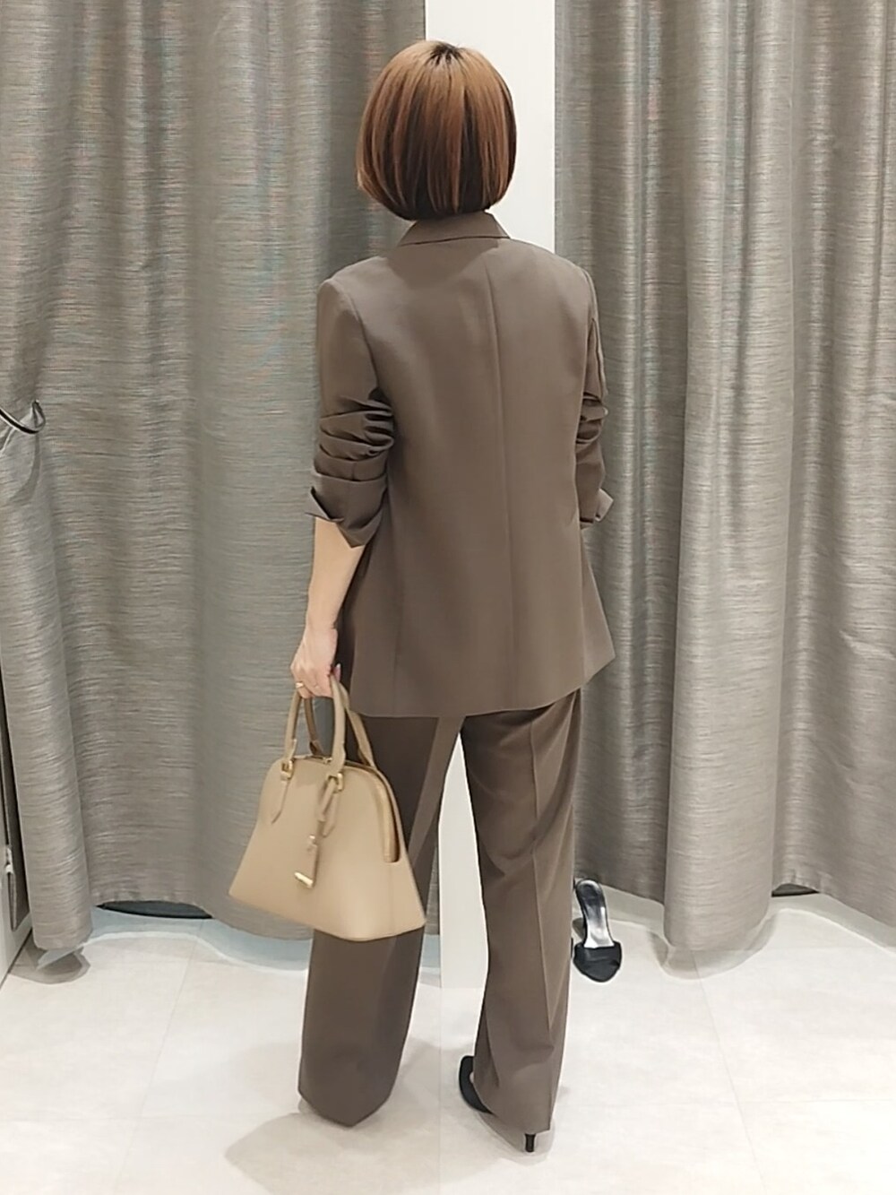 ホワイト系のシャツ/ブラウス、ブラウン系のハンドバッグ、ブラウン系のその他パンツを着用したレディースの春コーディネートの7枚目の写真