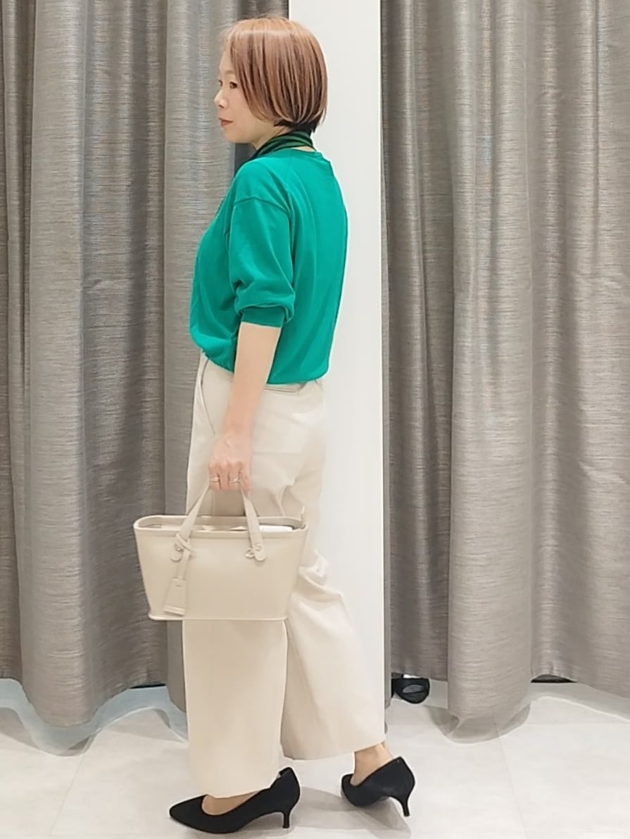 ベージュ系のその他パンツ、ベージュ系のトートバッグ、グリーン系のカーディガン/ボレロを着用したレディースの春コーディネートの6枚目の写真