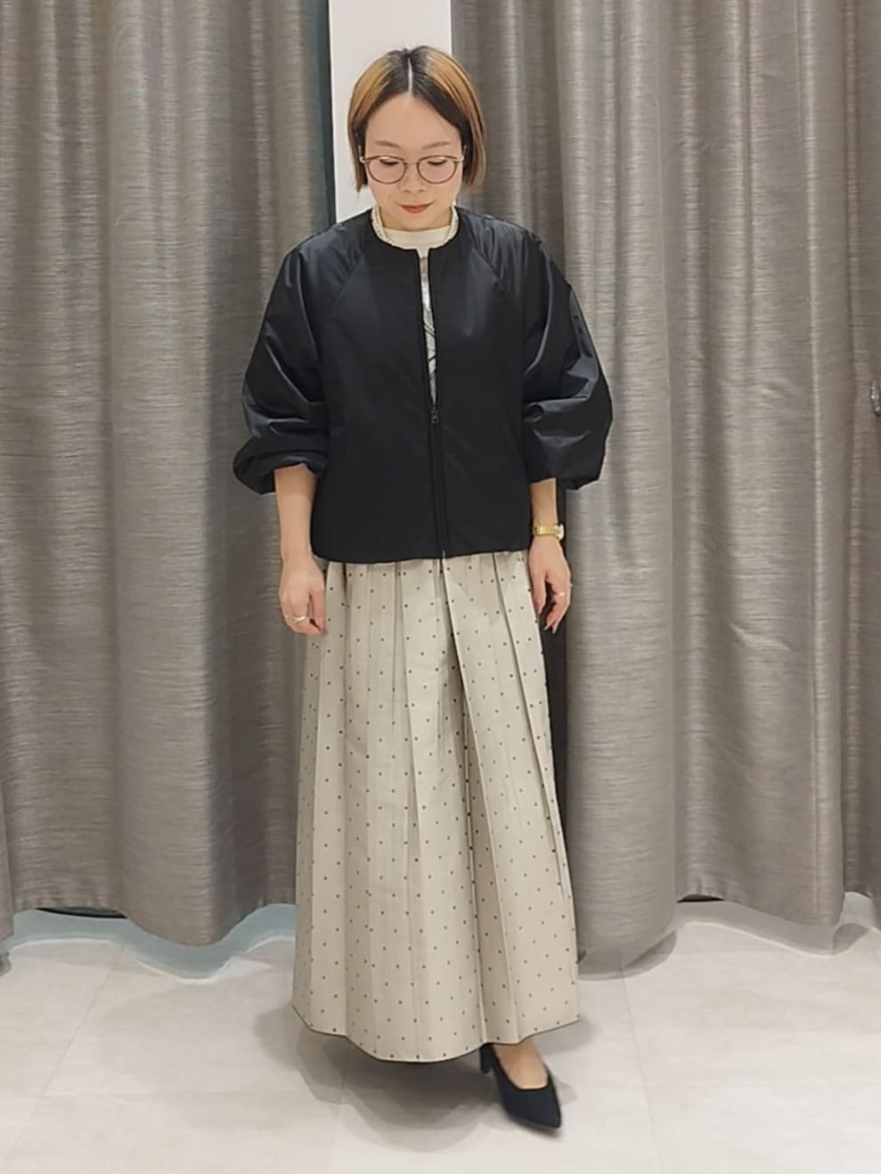 ホワイト系のTシャツ/カットソー、ブラック系のスカート、ブラック系のショルダーバッグを着用したレディースの秋コーディネートの3枚目の写真