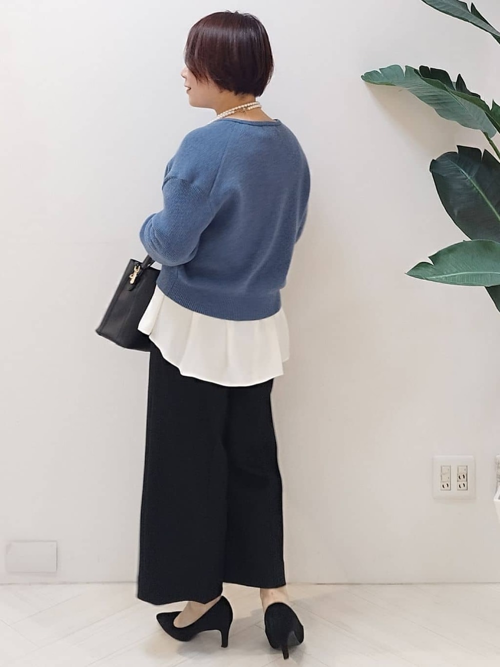 ブルー系のカーディガン/ボレロ、ホワイト系のシャツ/ブラウス、ブラック系のその他パンツを着用したレディースの冬コーディネートの3枚目の写真