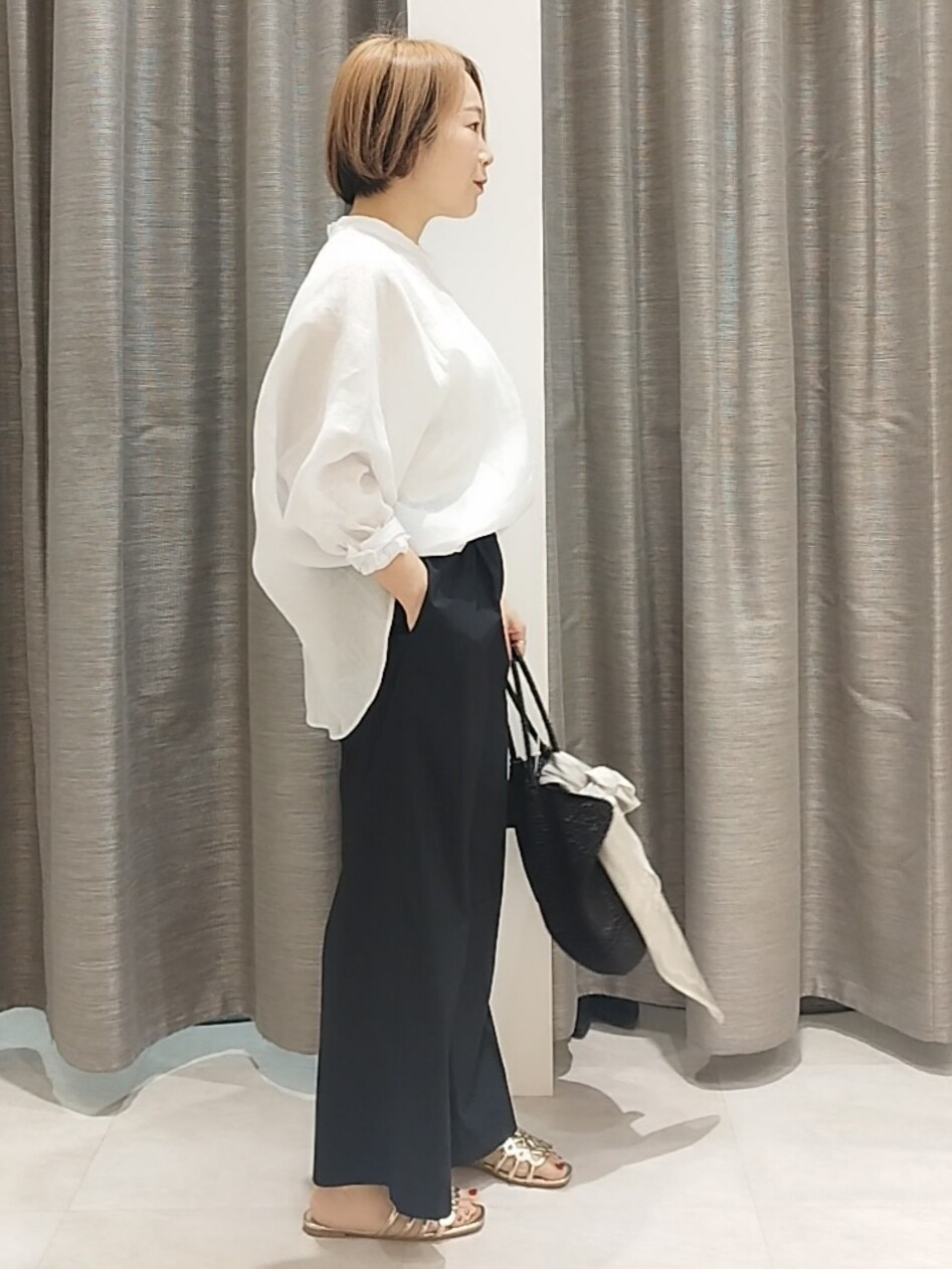 ブラック系のトートバッグ、ブラック系のその他パンツ、グレー系のバンダナ/スカーフを着用したレディースの春コーディネートの4枚目の写真