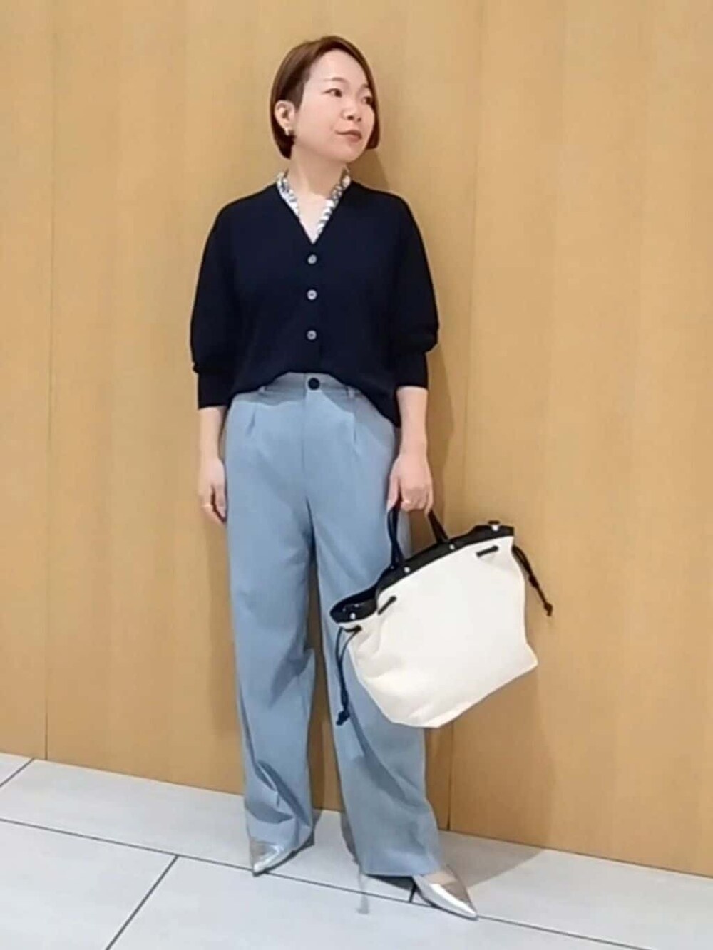 ブルー系のカーディガン/ボレロ、ブルー系のその他パンツを着用したレディースの春コーディネートの2枚目の写真
