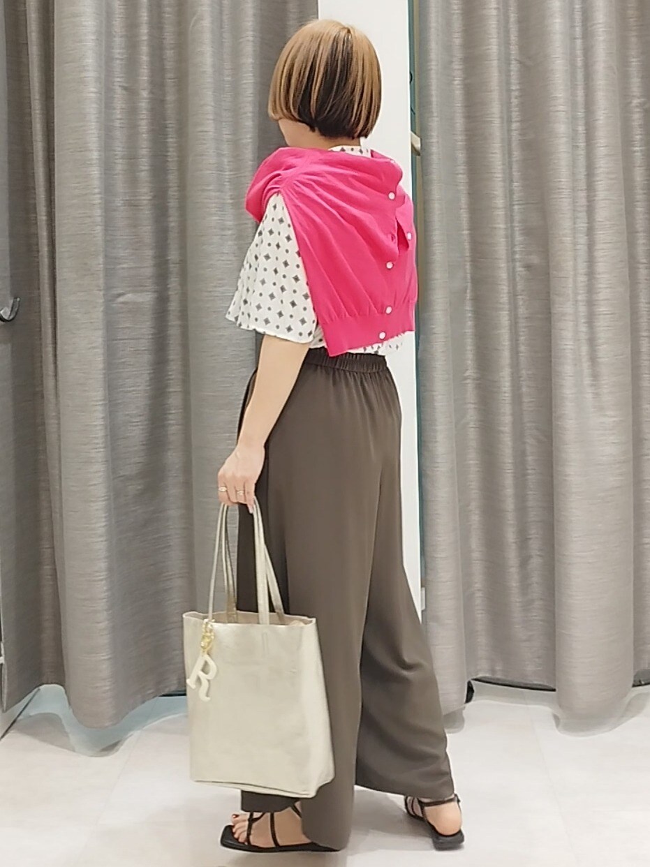 ブラウン系のその他パンツ、ゴールド系のトートバッグ、ピンク系のカーディガン/ボレロを着用したレディースの春コーディネートの4枚目の写真