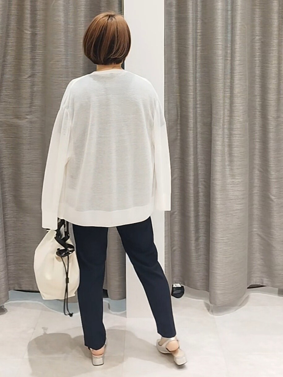 ホワイト系のカーディガン/ボレロ、ブルー系のシャツ/ブラウス、ブルー系のその他パンツを着用したレディースの夏コーディネートの7枚目の写真