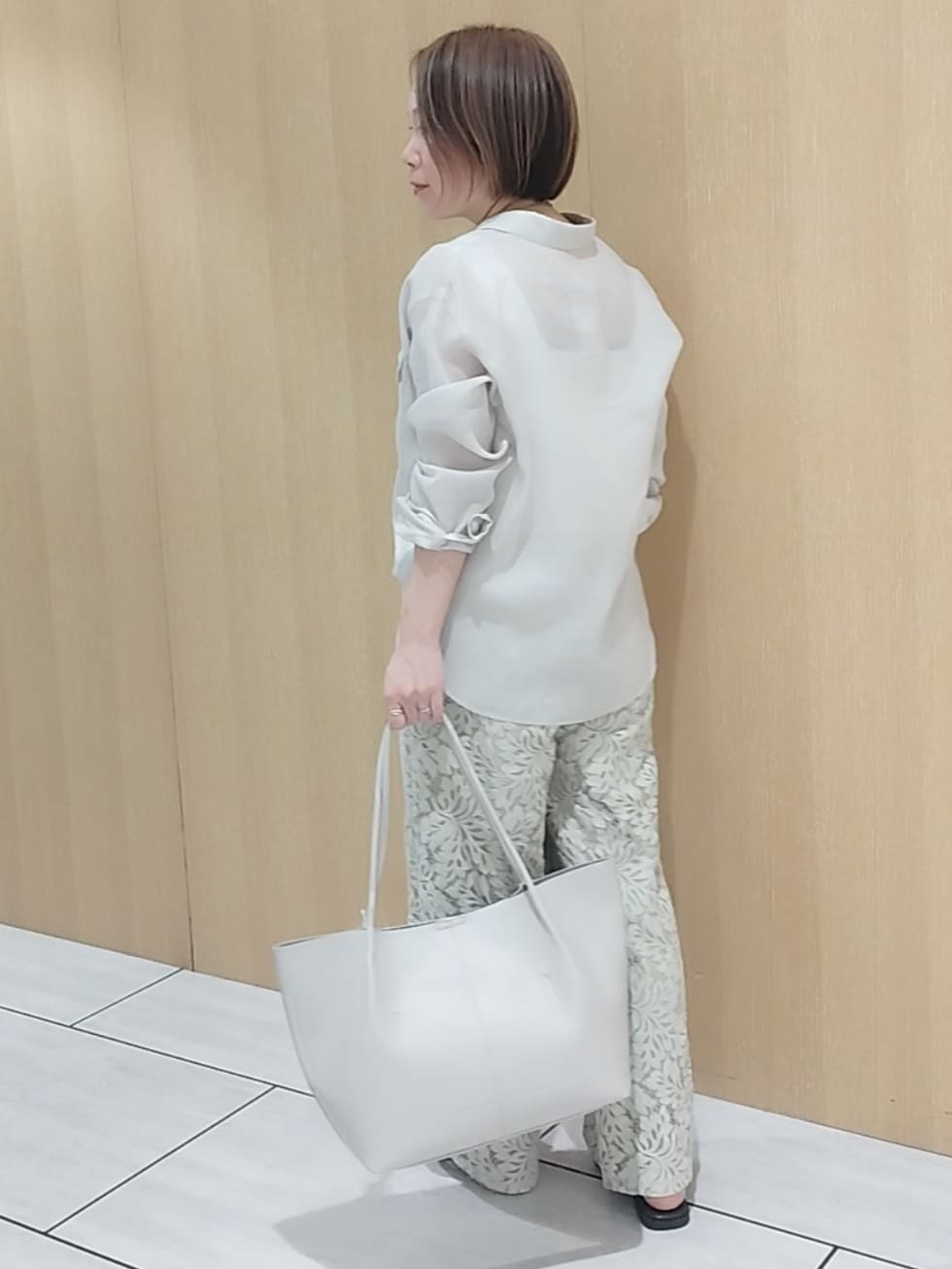 ベージュ系のシャツ/ブラウス、ホワイト系のタンクトップ、グリーン系のその他パンツを着用したレディースの夏コーディネートの5枚目の写真