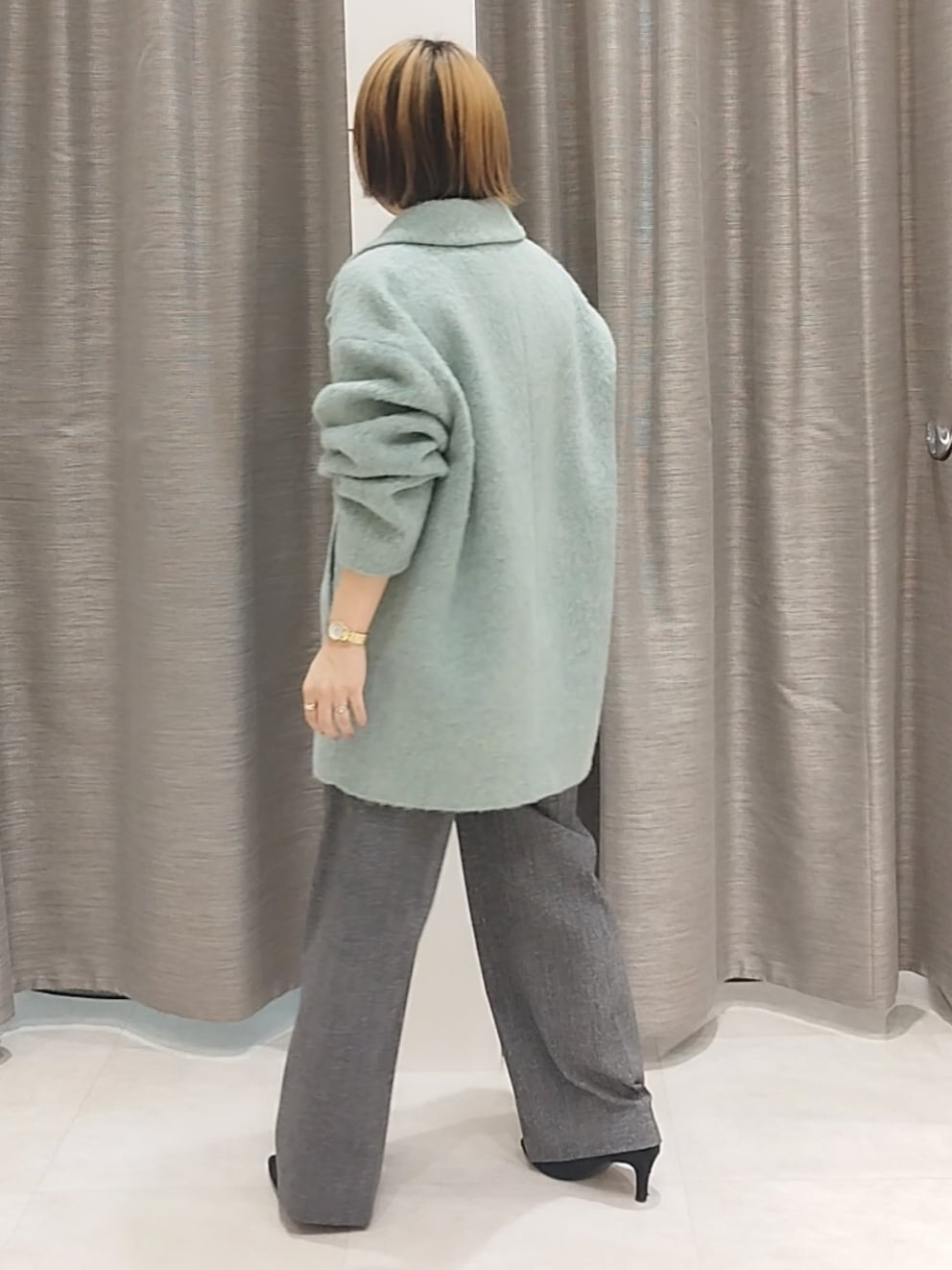 ブラック系のニット/セーター、グレー系のその他パンツ、ゴールド系のネックレスを着用したレディースの秋コーディネートの4枚目の写真