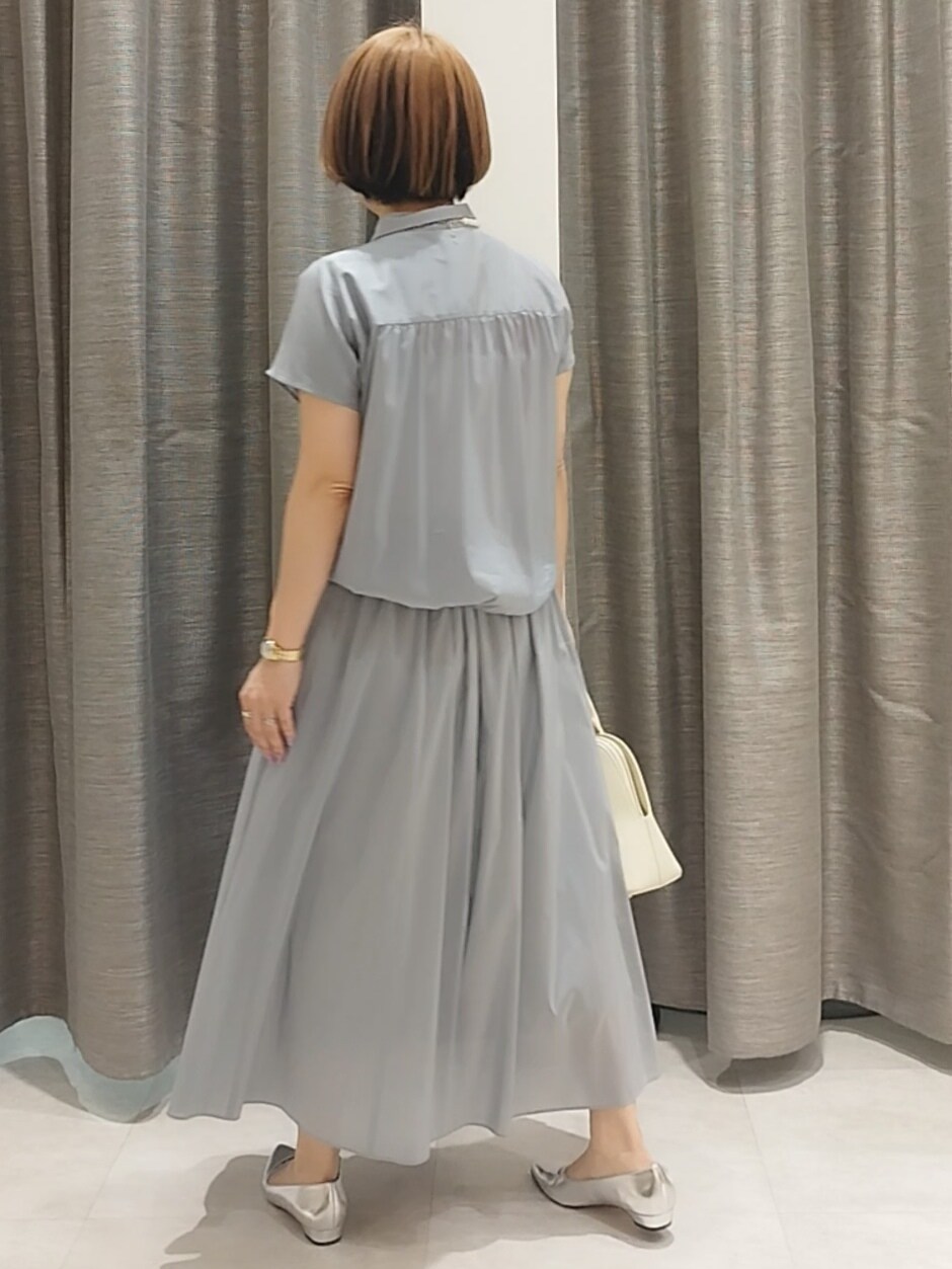 ブラック系のシャツ/ブラウス、ベージュ系のハンドバッグ、ベージュ系のトートバッグを着用したレディースの春コーディネートの9枚目の写真