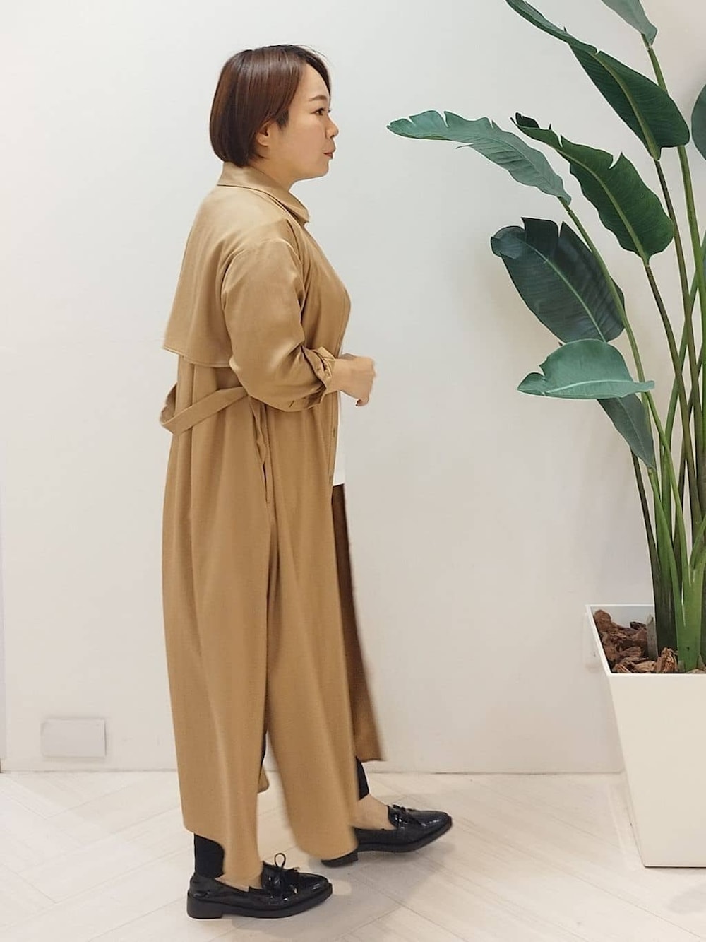 イエロー系のワンピース、ホワイト系のTシャツ/カットソー、ブラック系のその他パンツを着用したレディースの秋コーディネートの6枚目の写真