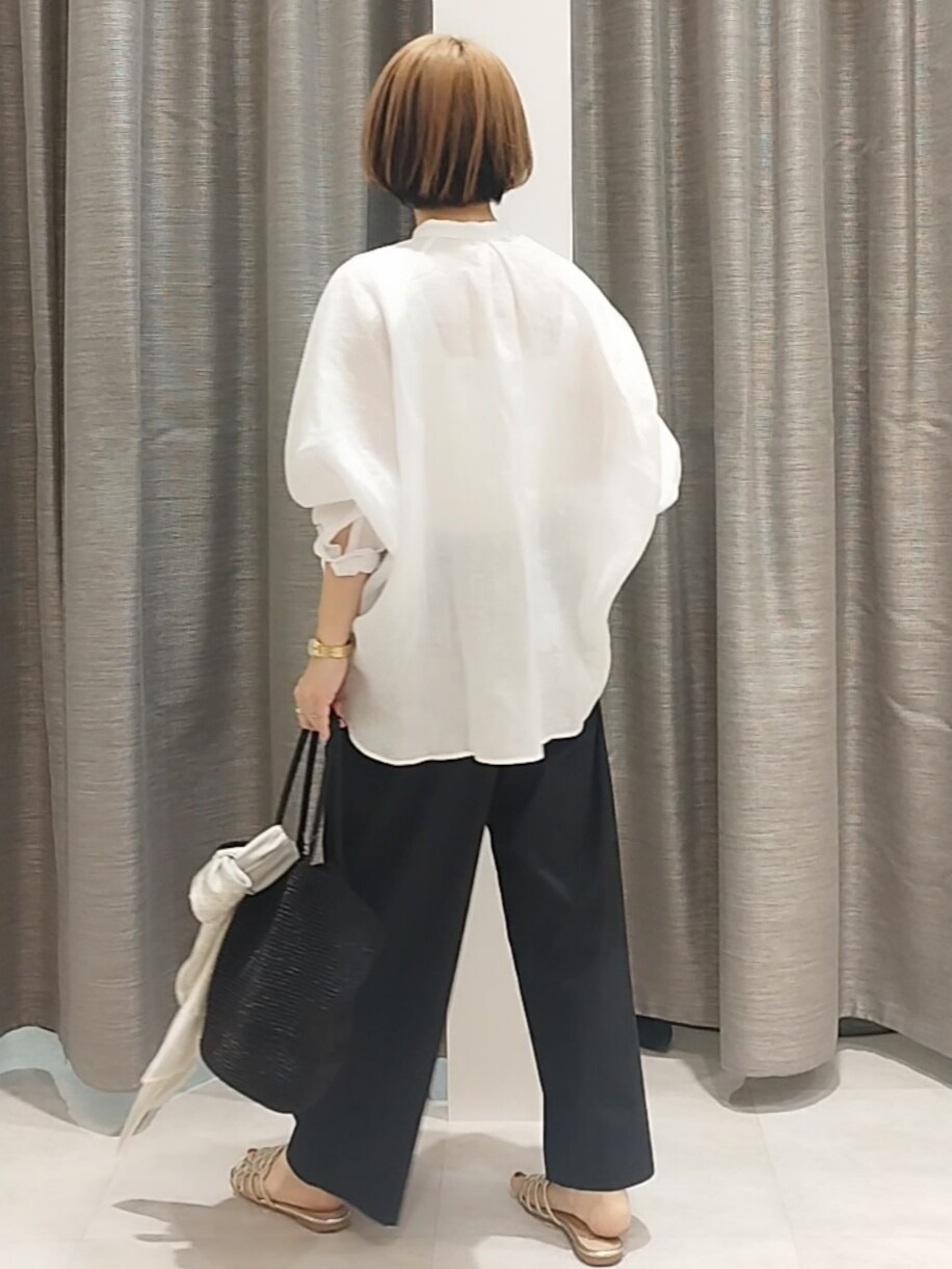 ブラック系のトートバッグ、ブラック系のその他パンツ、グレー系のバンダナ/スカーフを着用したレディースの春コーディネートの9枚目の写真