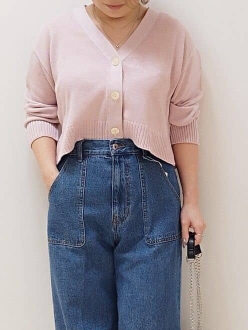 ピンク系のカーディガン/ボレロ、ブルー系のデニムパンツ、ブラック系のショルダーバッグを着用したレディースの冬コーディネートの5枚目の写真