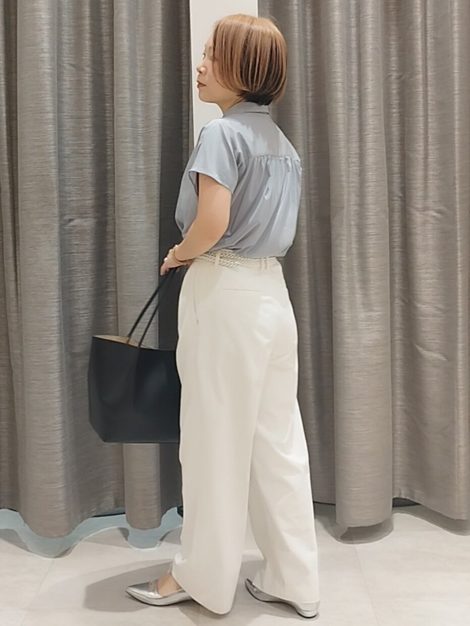 シルバー系のその他シューズ、ホワイト系のその他パンツ、ブルー系のシャツ/ブラウスを着用したレディースの春コーディネートの7枚目の写真