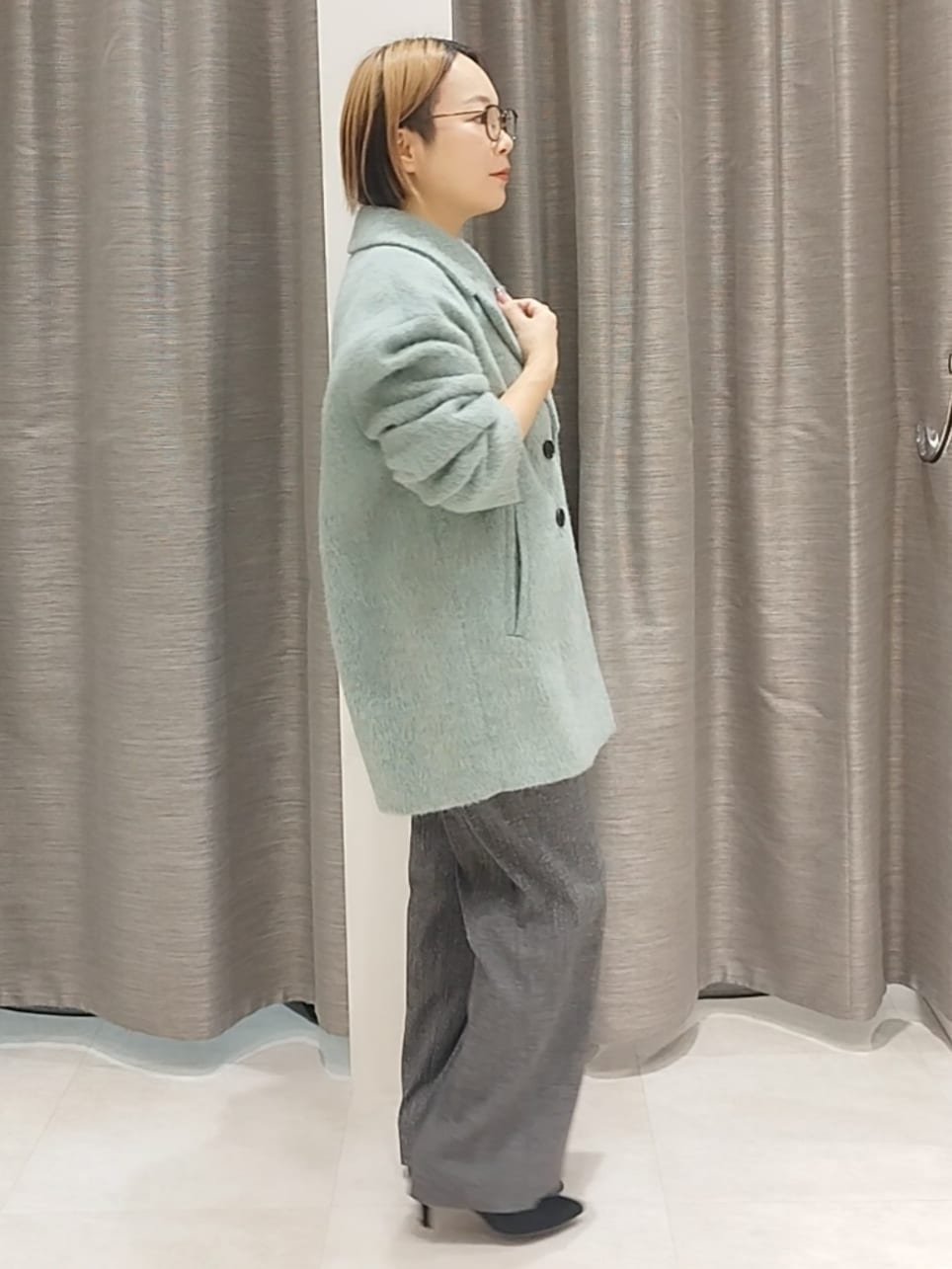 ブラック系のニット/セーター、グレー系のその他パンツ、ゴールド系のネックレスを着用したレディースの秋コーディネートの3枚目の写真