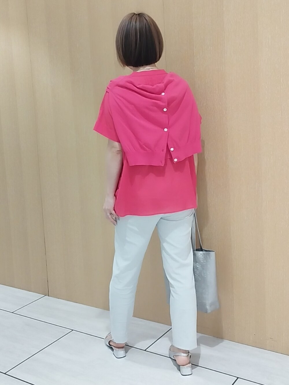 ピンク系のTシャツ/カットソー、グレー系のその他パンツ、シルバー系のトートバッグを着用したレディースの春コーディネートの6枚目の写真
