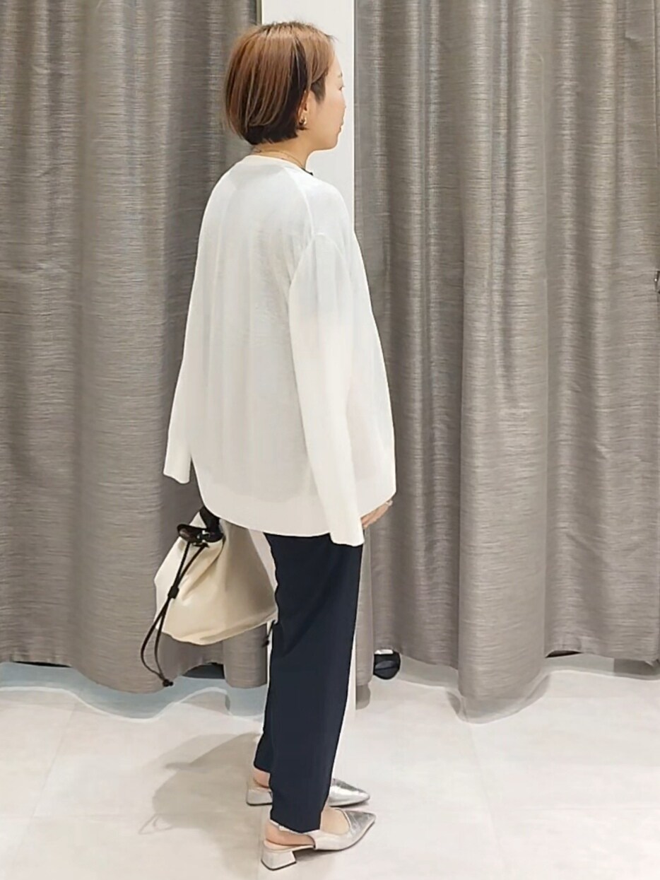 ホワイト系のカーディガン/ボレロ、ブルー系のシャツ/ブラウス、ブルー系のその他パンツを着用したレディースの夏コーディネートの3枚目の写真