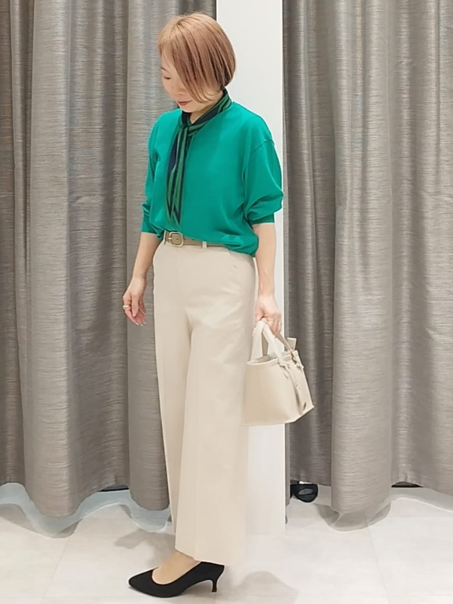 ベージュ系のその他パンツ、ベージュ系のトートバッグ、グリーン系のカーディガン/ボレロを着用したレディースの春コーディネートの4枚目の写真
