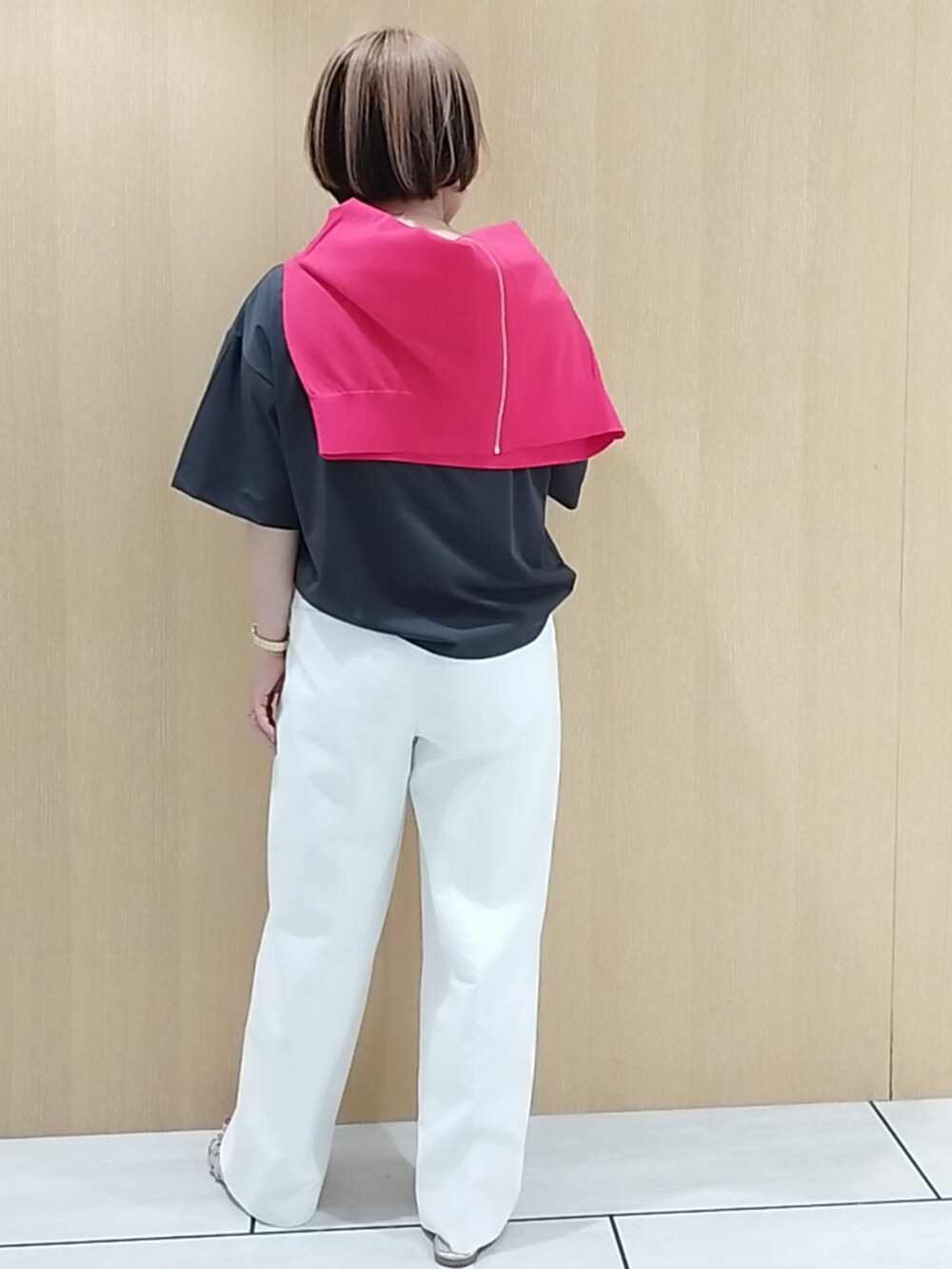 グレー系のTシャツ/カットソー、ピンク系のカーディガン/ボレロ、ホワイト系のその他パンツを着用したレディースの夏コーディネートの5枚目の写真